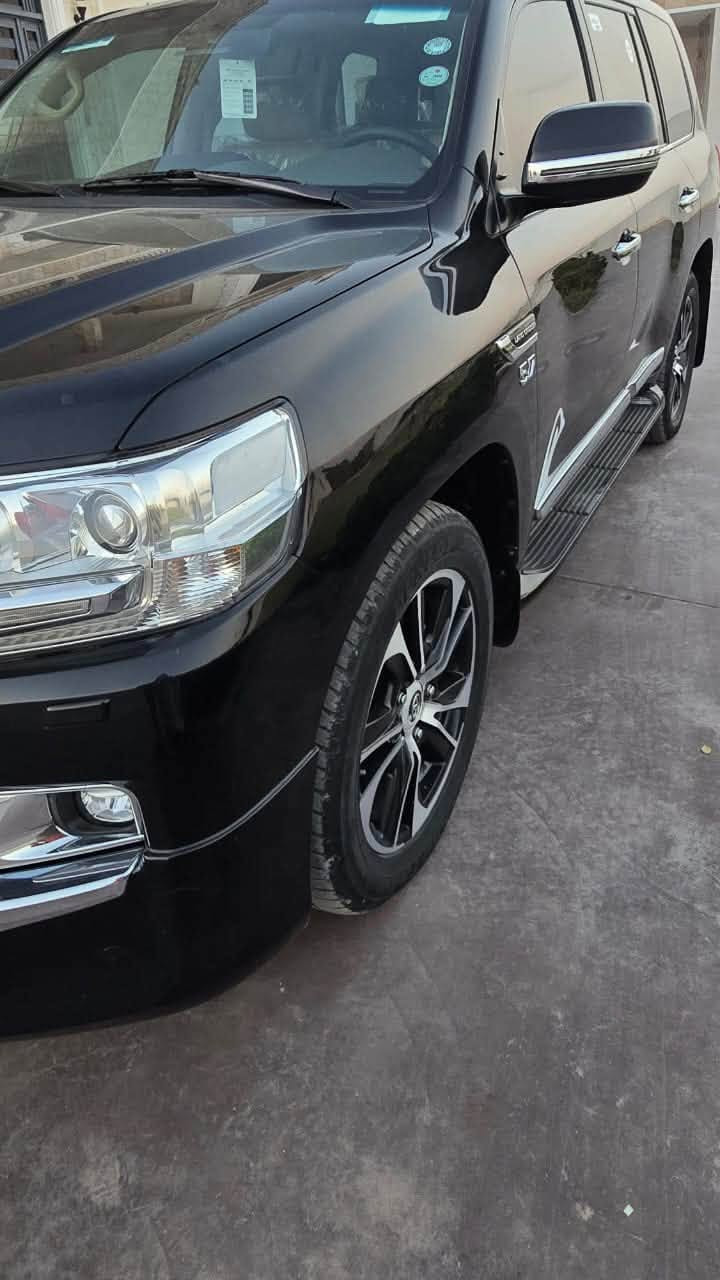 لاندكروز 2021 VX.R
محرك 5700 V8
سبير منازل كتلوكات الشركه كله موجوده 
السيارة  مكفولة كفالة عامة من جميع النواحي ونظيفة بمعنى الكلمه 
عدد البصمات 2 
المواصفات:
انظمه قياده 
حساسات أمامي وخلفي
داخل بيجي 
صاج ملكي 
كاميرات 360 أمامي وخلفي وجانبيات – 4 كاميرات
مري شفط ونظام ترحيب
اشاير لكزز سحب
تبريد بالكشنات
باب خلفي كهرباء
لايتات دبل عدسة + LED
جميع الكشنات كهرباء
زنون بلادي
فتحة سقف
داخل جلد 
نظام صوت Mark Levinson
مقاعد تدفئة وتهوية
3 شاشات
نظام مانع الانزلاق
نظام نزول المنحدرات
إشارات بالمرايا الجانبيه
شاحن لاسلكي 
ستيرن كهرباء + خزن ستيرن + خزن كشنات
وبعد بيها هواي مواصفات
مكاني بغداد 
رقم شمالي تحويل مباشر 
السعر ٥٧ الف دولار 💵 
للاستفسار الاتصال على الرقم ***********

