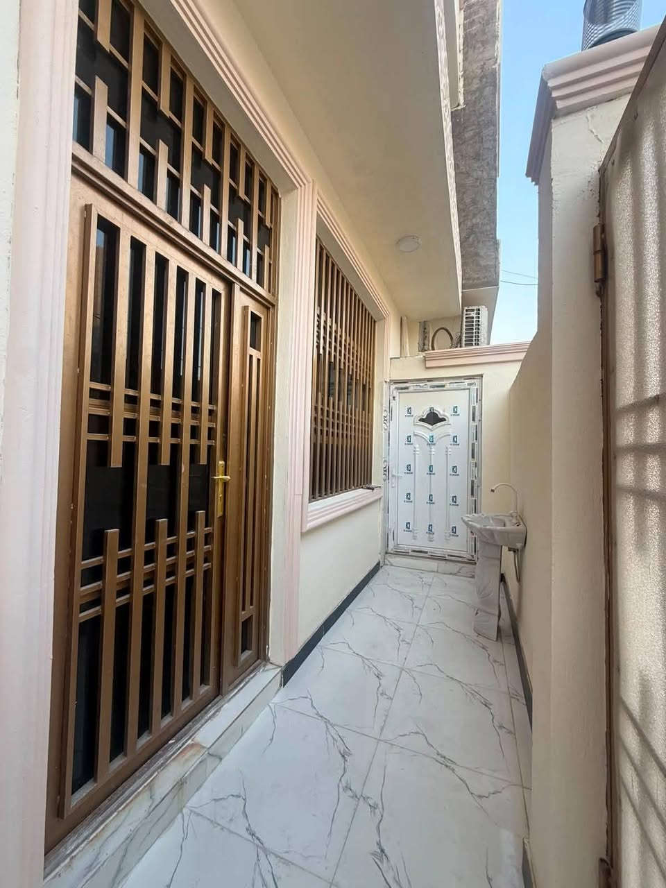 بيت متر ١٠٠ 
مربع ملحق الفارس طابقين تفاصيل اكثر خاص او عل رقم ***********
