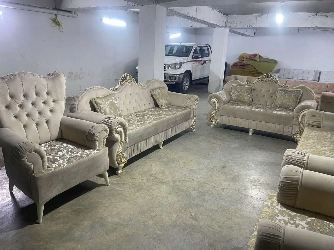 بەناوی خوای گەورە
تاقمی میوان مەلەکی 10 نەفەری 

دەست کردە بەپاکو خاوێنی ماوەتەوە 

دیزاینێکی تایبەتی هەیە ***********
