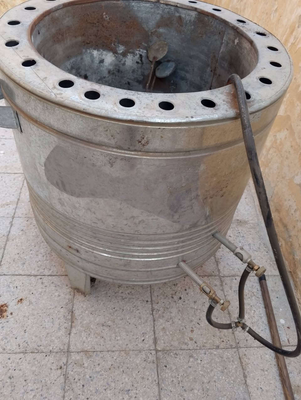 مكلف بالنشر تنور نضيف حجم الوسط هو وملحقاته للبيع سعره 35الف
