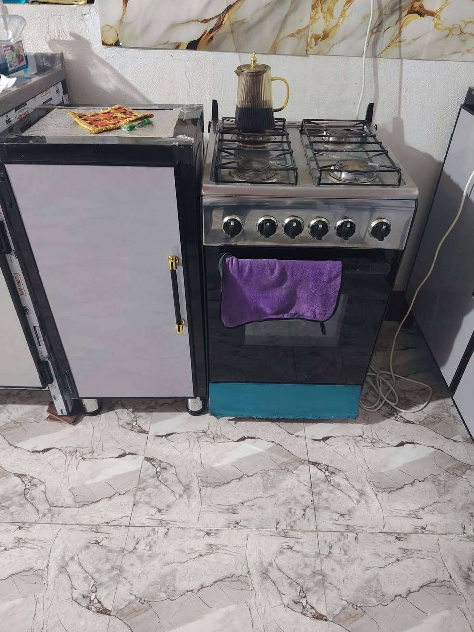 غراض بيت جديده للبيع كاونتر جديد هو الملحقات مالته+ ثلاجه +ومجمده +ميز طعام مع اربع كراسي+ طباخ+ براد+ غساله+ غرفة نوم تركي جديده 10 قطع   ***********
