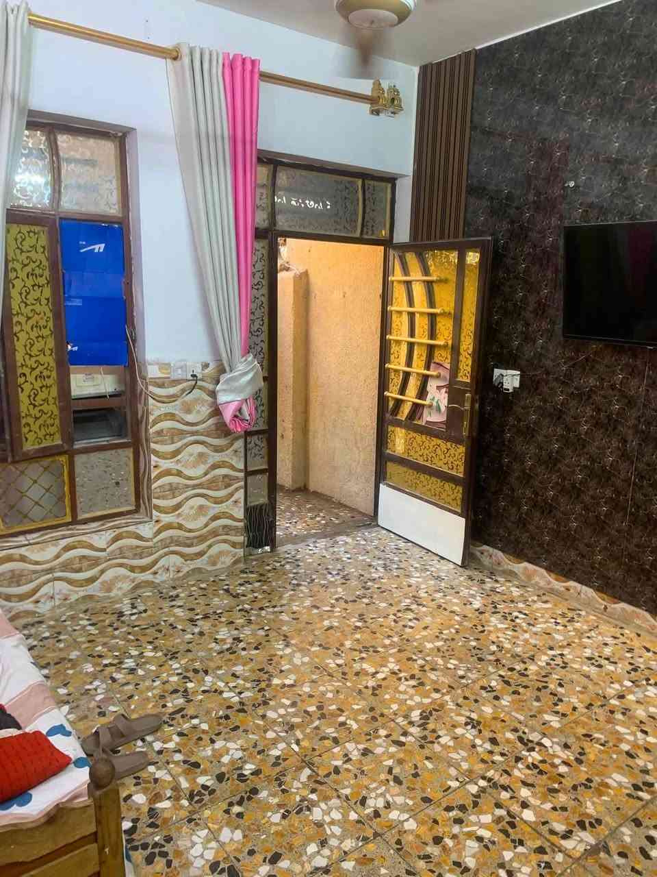 السلام عليكم بيت زراعي سند 25 قرار محكمة  للبيع ابودشير زراعي السيد  المساحة 50 متر يحتوي على استقبال وحولي صغير ومطبخ وخدمات وطابق ثاني غرفتين وثالث سطحين البيت نظيف جدا  السعر 53   وقابل للتفاوض ***********
