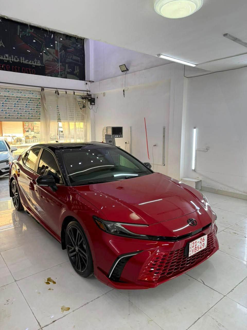 كامري xse 2025
* ⁠* لون أحمر Supersonic Red.
* جنوط رياضية 19 إنش.
* سبويلر خلفي.
* مصابيح LED أمامية وخلفية.
* فتحة سقف بانورامية.
* مرايا كهربائية مع إشارات LED.
* داخلية حمراء Cockpit Red.
* مقاعد جلد رياضية.
* مقعد السائق كهربائي مع ذاكرة.
* مقعد الراكب كهربائي.
* تدفئة وتبريد للمقاعد الأمامية. 
الشاشات والتقنية
* شاشة عدادات رقمية 12.3 إنش.
* شاشة وسطية 12.3 إنش.
* Apple CarPlay و Android Auto لاسلكي.
* شاحن لاسلكي.
* Digital Key (فتح وتشغيل بالجوال حسب التجهيز). 
* نظام JBL Premium Audio.
* 9 سماعات مع ساب ووفر. 
الداتا شو (HUD)
* عرض السرعة والملاحة والتنبيهات على الزجاج الأمامي.
* مقاس 10 إنش. 
* رادار أمامي.
* مثبت سرعة ذكي.
* المحافظة على المسار.
* نقطة عمياء.
* تنبيه حركة المرور الخلفية.
* حساسات أمامية وخلفية.
* كاميرا خلفية. 
* هايبرد 2.5 لتر.
* 225 حصان (دفع أمامي).
* ناقل حركة eCVT.
* صرفية ممتازة تقارب 20 كم/لتر. 

ملاحظة: الـ Dash Cam ليست قياسية في كل سيارات XSE، وغالبًا تكون مضافة من الوكيل 

سعر 270 بي مجال 
رقم ***********
جاملغ صبغ تعديلين بارد صغار
