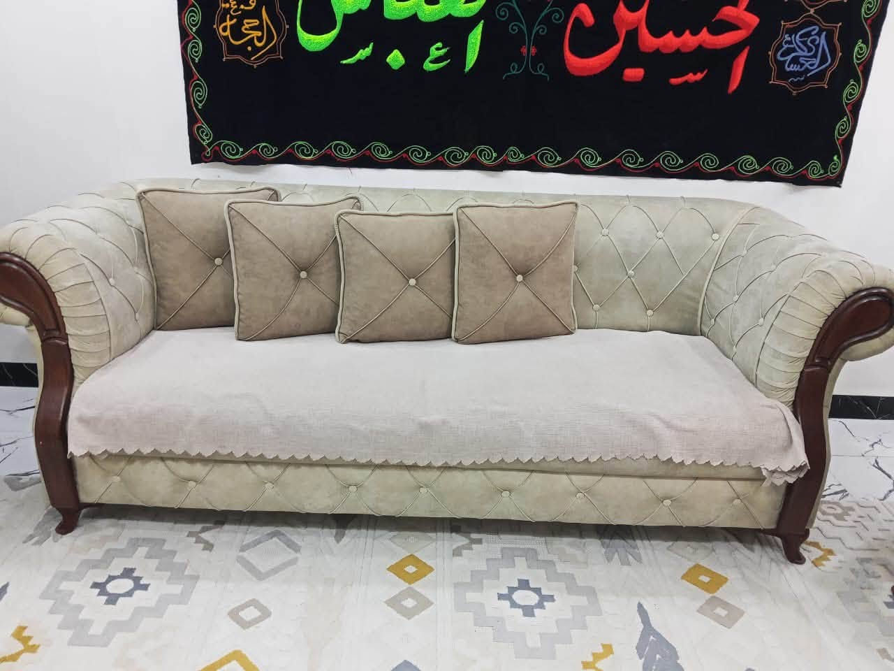 تخم مسخدم لكن نضافه كلش حلوه قطعتين كبار وثنين كراسي + ميز بلازمه للاستفسار الاتصال عل الرقم *********** العنوان كربلاء
