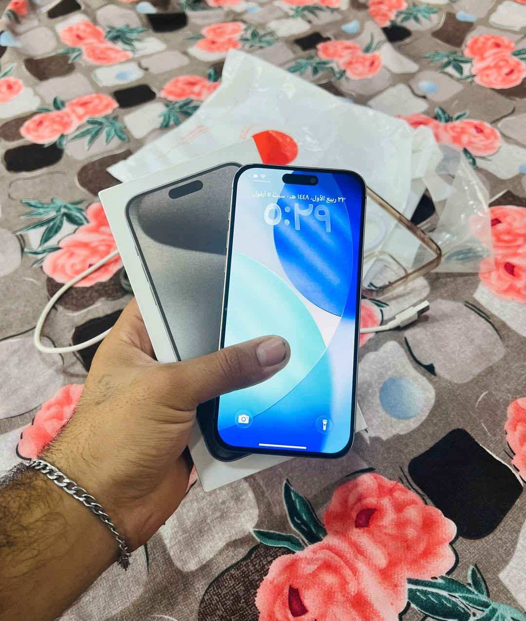 ايفون 15 برو ماكس دبل سيمكارت 🔥
ذاكره 256 بطاريه 76 بلادي 
الجهاز كله بلادي فقط شاشه تفصيخ بدون نقل ايسي 
وين متريد افحص إذا مو تفصيخ مرجوع ملحقات كامله 
جهاز نضيف جدا نضافه 100/90 س الجهاز 735 قفل ثابت ونهائي مكان بغداد زعفرانيه ***********

