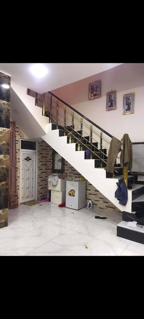 بيت للبيع 🏘 بناء حديث📍حر ممطلوب 
حي الزهراء خلف مظيف الرواجح مساحته 100م واجه 6.5
ونزال 15
يحتوي البيت 
✨غرفه نوم 
✨مطبخ 
✨وصاله 
✨وستقبال 
✨صاله مفتوحه ع الاستقبال 
✨صحيات داخليه غريبه 🚽
✨صحيات خارجيه شرقيه 🚽
✨بيتونه 
✨نظام كهرباء ومي ومجاري درجه اولى
✨مكان للقناني والماطور مخفي 
اي استفسار 
خاص مفتوح
***********
