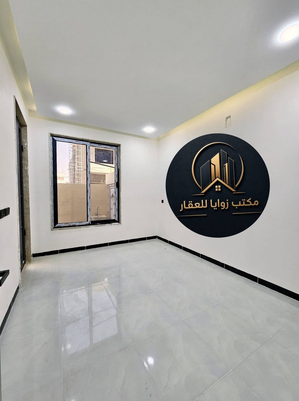 🛑 عروض مكتب زوايا للعقار . 🏢

🛑 دار للبيع في مزارع زيونه المقابله لحي الفلاح الثانيه في الفرع 
      المقابل لمولدة مزارع زيونه .

🛑 مساحة الدار ( 100 ) متر طابق واحد بناء حديث زيرو .

🛑 مساحة الواجهه ( 6.65 ) متر .

🛑 خدمات متوفره بالكامل  ماء /  كهرباء /  تبليط  .

🛑 اتجاه الدار شمال  .

🛑 سند الدار بستان زراعي ملك صرف .

🛑 الدار يتكون من :
      كراج + استقبال + هول داخلي غرفة نوم عدد ( 1 ) + مطبخ + 
      صحيات داخل الدار و خارجه + مناور اناره .

🛑 للاستفسار عن السعر وباقي التفاصيل اكثر الاتصال على الأرقام 
      التاليه او مراجعة المكتب في مزارع زيونه :
     
      ***********        /        ***********

🛑 اضغط على زر المتابعه ليصلك كل ما هو جديد من عروضنا .

🔴 عنوان المكتب الموصل / مزارع زيونه المقابله لحي الفلاح الثانيه 
      قرب كافتريا R 2 .

🛑 نستقبل كافة عروضكم التجاريه والسكنيه والزراعيه والجمعيات .

نص مكتوب في الصور:
- مكتب زوايا للعقار