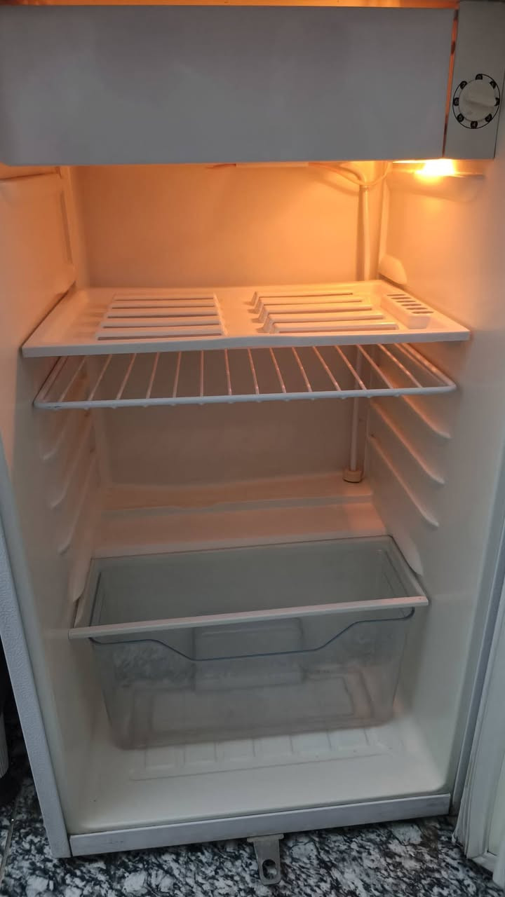 السلام عليكم ثلاجه جديده ستعمال بسيط جدآ تبرد ثلج مابيه كل شي وبرودته تخبل جديده بمعنه الكلمه السعر ٦٠  تواصل متواجد فيس وتساب ***********
