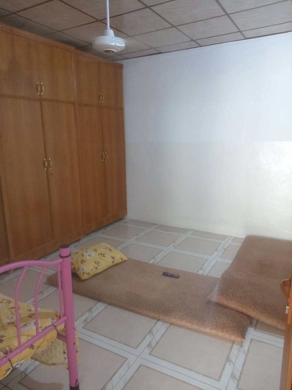 بيت للبيع في حي القاهرة 90 متر غربي.. مربع غرفتين وهول ومطبخ وصحيات..سايدين النهضه مقابيل المدرسه ابن القيم الجوزيه.. البيت صاير دوسه.. السعر 45 مليون.. ملك طابو..***********

