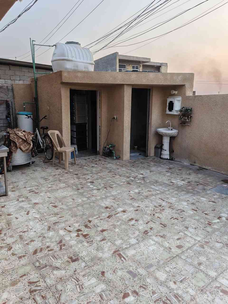 السلام عليكم بيت زراعي 230 متر ركن مربع قريب ع شارع العام مال لامانه مقابيل الطابو صرف لارضيه كاشي والجدران سيرامك 3 غرف وستقابل مطبخ مجمع صحيات خارجي وداخلي اي استفسار ع رقم تلفون ***********
