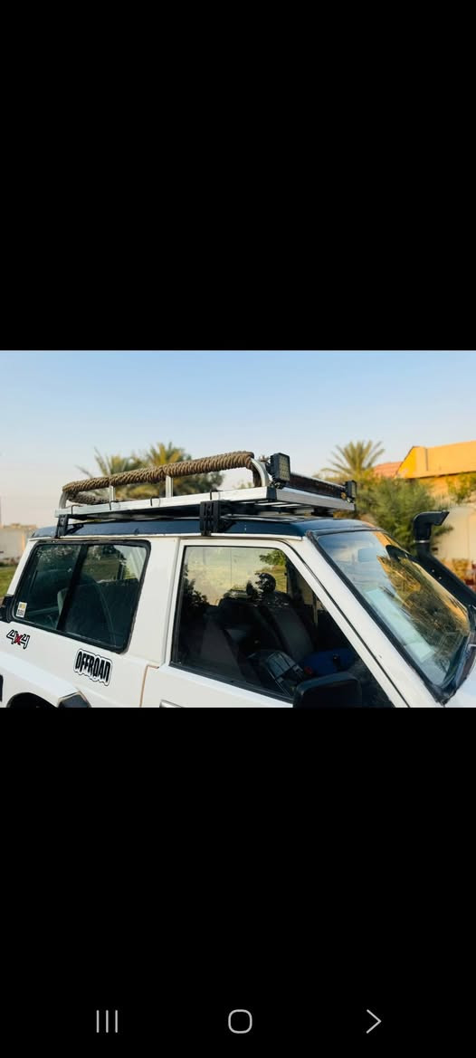السلام عليكم  بترول للبيع تك باب موديل ٨٨ محرك بلادي بنزين مصبوغه للجماليه كير ولوكير واكسل وشاصي كله مكفول بشرط الفحص دوشمه ارضيه وكشنات بسمي رقم دولي بغداد  تبريد يشتغل  بيها منضومه غاز ١٠٠ لتر سعر ٧٠ وبي مجال ***********واتساب  مكانها في بغداد

