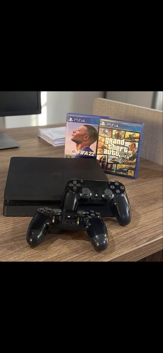 للبيع جهاز ps4 بلاي ستيشن فور نظيف مع (2 جوستك) اصلية + قرص (GTA5+ فيفا)
السعر 270 الف.
الشراي يراسلني واتساب 
***********
