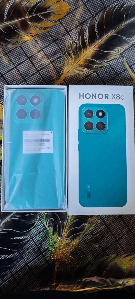 ألسلام عليكم للبيع 
HONOR X8c  

✅ الشاشة: OLED بحجم 6.7 بوصة، دقة 2412×1080، وتردد 120Hz.

✅ المعالج: Qualcomm Snapdragon 685 بدقة تصنيع 6 نانومتر.

✅ معالج الرسوميات: Adreno 610.

✅ الرام: 8GB، ويدعم توسيعها افتراضيًا حتى 16GB (8+8).

✅ التخزين: 256GB 

✅ الكاميرا الخلفية: مزدوجة 108MP + 5MP، والكاميرا الرئيسية تدعم OIS للتثبيت البصري.

✅ الكاميرا الأمامية: 50MP مع إضاءة للسيلفي.

✅ تصوير الفيديو: حتى 1080p@30fps.

✅ البطارية: 5000mAh.

✅ الشحن: سريع بقوة 35W.

✅ النظام عند الإطلاق: Android 15 مع MagicOS 9.0. 

✅ مقاومة الماء والغبار: IP64.

✅ الوزن: حوالي 174 غرام.

✅ السماكة: حوالي 7.12 ملم.

✅ البصمة: قارئ بصمة تحت الشاشة.

✅ الشبكة: 5G LTE وليس 4G

***********
