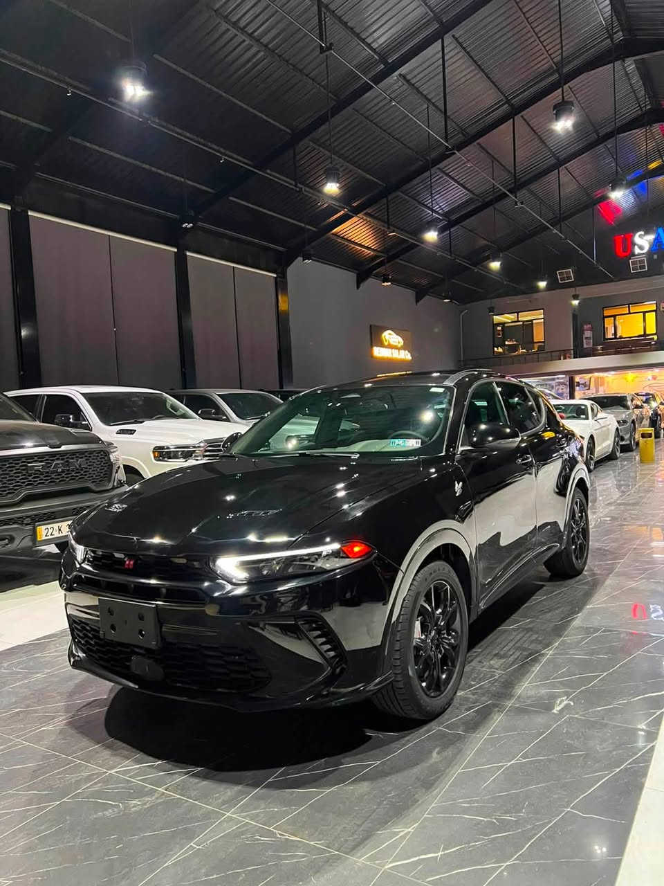 للبيع  Dodge Hornet RT Plus موديل 2024 
Haybrd
• 4 سلندر بنزين + هايبرد + شحن كهرباء
* موديل: 2024
* ممشى: 16 ألف ميل
* اللون: أسود
* صبغ فقط جامرلخ سكن
* الضرر: جاملغ أمامي بدون دواخل

المواصفات:

* محرك 4 سلندر توربو
* دفع رباعي (AWD)
* GT Plus فول مواصفات
* سقف بانوراما
* كشنات جلد كهرباء للطرفين
* تبريد وتدفئة للكشنات الأمامية
* ذاكرة لكرسي السائق 
* نظام صوت Harman Kardon
* شاشة 10.25 إنج
* عدادات ديجيتال 12.3 إنج
* Apple CarPlay و Android Auto لاسلكي
* شحن لاسلكي
* كاميرات 360°
* 4 كامرات 
* حساسات أمامية وخلفية
* مثبت سرعة راداري
* مراقبة النقطة العمياء
* مساعد الحفاظ على المسار
* فرملة طوارئ
* تشغيل بصمة + تشغيل عن بعد 
* صندوك خلفي كهربائي
* إضاءة LED كاملة
السيارة نظيفة جدا و ما ناقصها اي شي 
ژماره كاتى يترقم اربيل سليمانية دهوك

للأستفسار 
*********** واتساب
*********** اسيا
