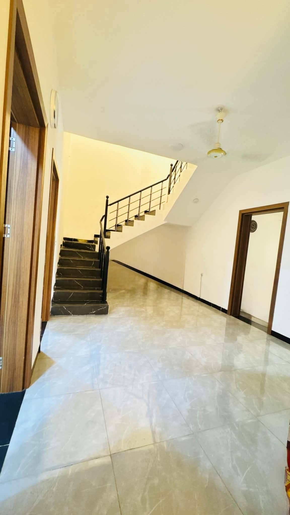 🔥بيييع مستعجل
🏠 بيت طابقين للبيع – الرمادي / مجمع السلام – الصوفية

📍 الموقع: مجمع السلام – الصوفية، قرب فلكة العلم
📍 شارع أربعين

🔹 مساحة العقار: 200 م²
🔹 شارع مبلط بعرض 15 متر
🔹 طابو صرف – تحويل مباشر
🔹 البيت طابقين

🏡 الطابق الأول:
• غرفتان
• صالة
• مطبخ
• ديوانية
• صحيات داخلية وخارجية

🏡 الطابق الثاني:
• غرفتان
• صالة
• صحيات

✨ المنطقة متوفرة فيها جميع الخدمات
🏫 مدارس
🛒 أسواق
وغيرها من الخدمات
💰السعر:125بيه مجال للشراي 

📞 للاستفسار اكثر مراسله الصفحة
