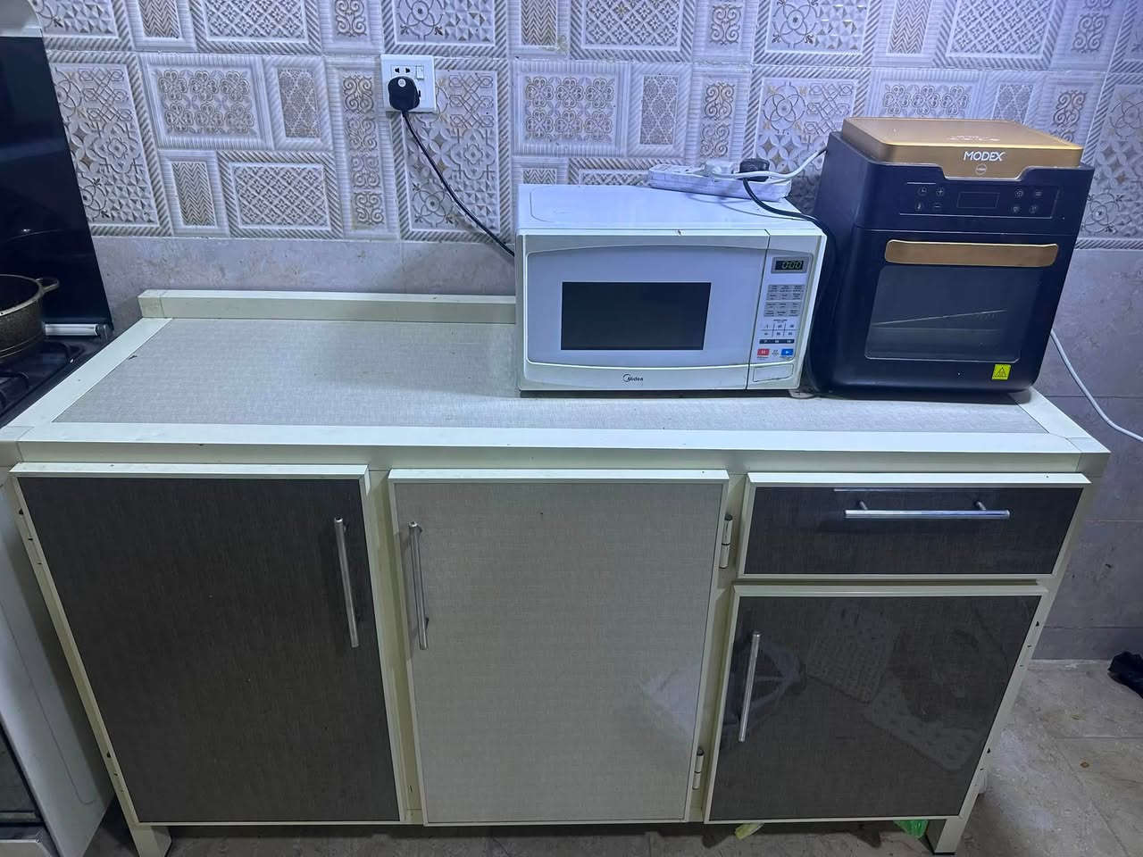 كاونتر مستخدم للبيع كامل سنك وانارة نضيف بس العامود  الحديد يحتاج تبديل عنواني بغداد شهداء البياع قرب سوق رضا 
السعر ٢٠٠ الف 
للتواصل ***********
