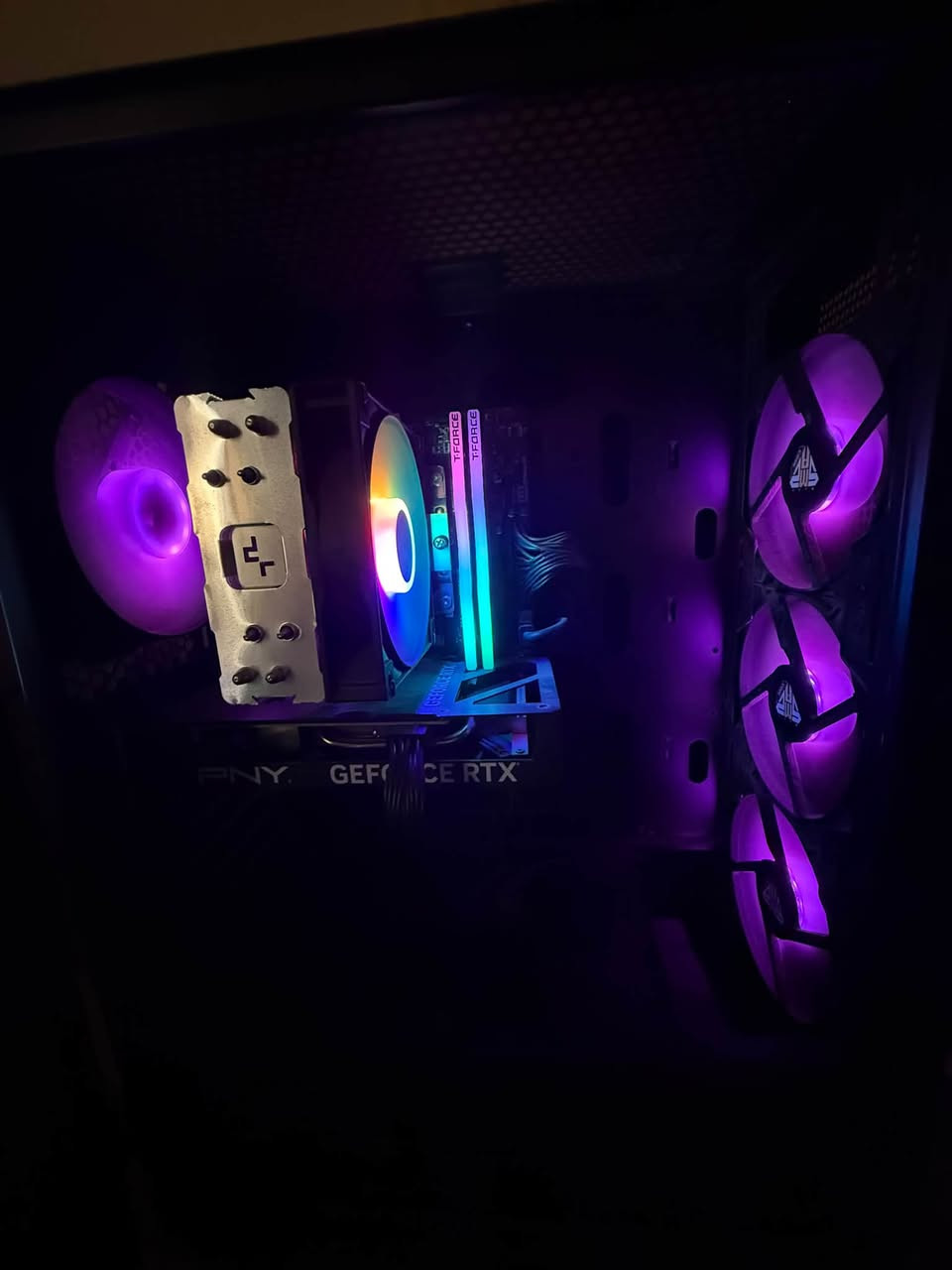 السلام عليكم
كيس اسود بكرت 4060ti ومواصفات وبراندات مرتبة وعاليه كلش وكل الكراتين موجوده و الوصولات هم موجوده وتعبان عليها وجديده واستعمال شهر واحد ومتروكه حاليا  

GUP : NVIDIA GeForce RTX 4060ti 8g
Cpu: core i5- 12400F  
Ram: DDR4 16gb (8x2) T-force rgb
Hard: 2TB NVMe M.2 SSD Lexar NM620 3500MB/s
Psu: XIGMATEK ASGARD M 650w
Cas :T-force MASS 4 fan 

اخوان كل القطع براندات مرتبة وتجميعة مستعمل  استعمال قليل ونظيف جداً السعر مليون 250

‎مكاني بغداد الزعفرانية
 *********** للتواصل
