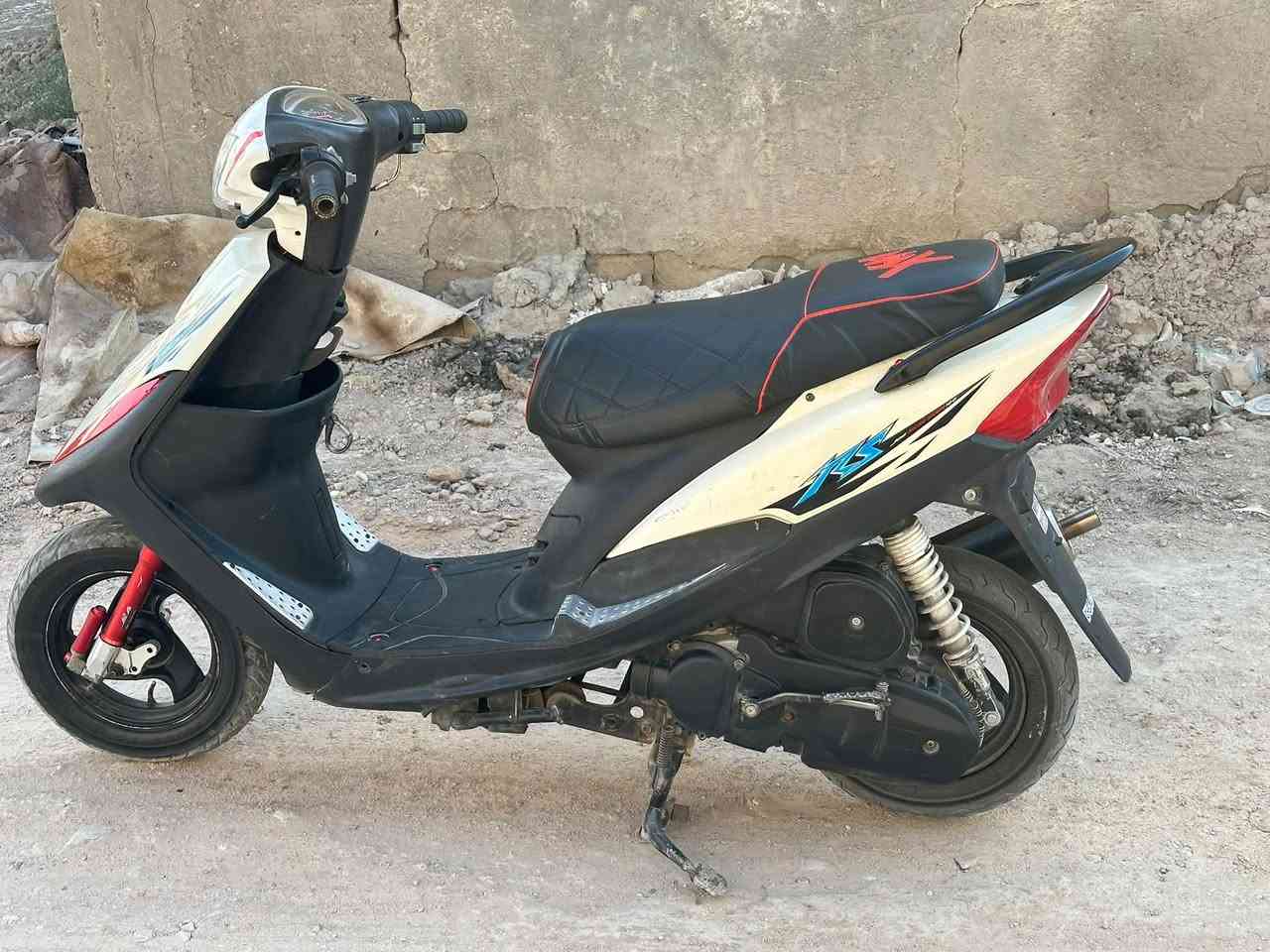 للبيع ماكس عدله  دراجه مبدل ولفات  فقط وين ما تريد تفحص افحص  العنوان بصره قرنه بني منصور  الناحيه / رقم : *********** سعر 550 وبيه مجال كلش بصيط  المو شراي لا يتعبني
