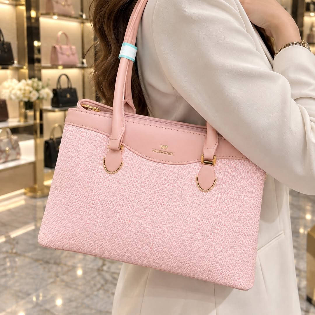 � وصلت الموديلات اللي تخلّي محلك غير! 🔥

👠 أحذية نسائية بأحدث الموديلات
👜 حقائب راقية ومواكبة للترند
📦 بيع بالجملة وبأسعار خاصة للتجار
✨ تشكيلة تتجدد باستمرار
🚚 تجهيز وشحن حسب الطلب

إذا أنت صاحب محل وتدور على موديلات مطلوبة وسعر جملة…
📩 راسلنا وخلي تجارتك تبدأ من هنا.

📍 بغداد – الشورجة – شارع الرشيد – فرع الذهب
📞 ***********

نص مكتوب في الصور:
- VD VALENDONE BAGS FOR A BRIGHTER YOU FASHION STYLE BEAUTY ELEGANCE IN EVERY DETAIL