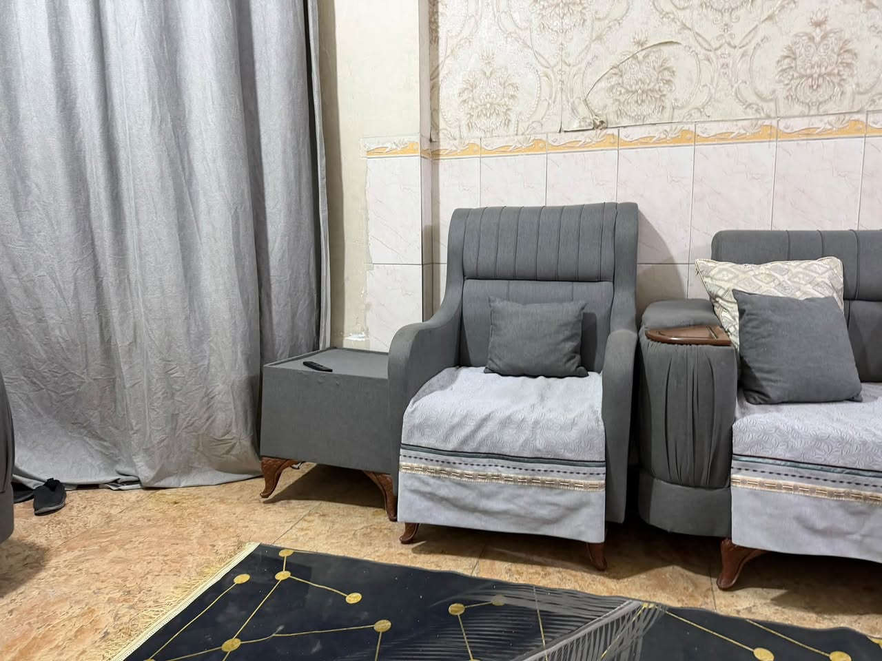 السلام عليكم عدي تخم للبيع لون رصاصي نظيف ١٠ مقاعد مكاني بغداد حي اور للتواصل ***********
