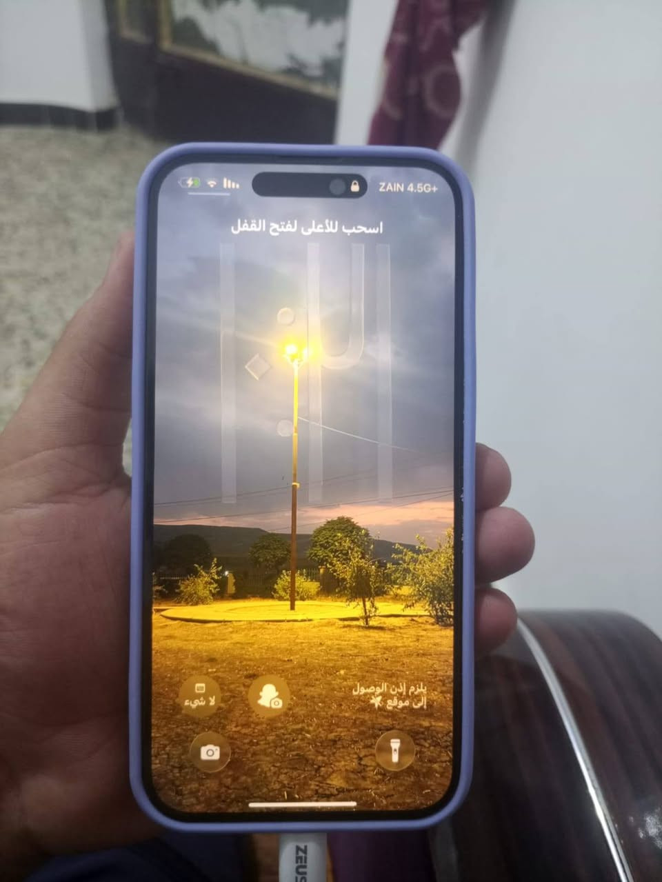 ايفوان 14ابو ماكس مكفول كفاله عامه زلغ مابي ذاكره512بطاريه 83السعر875بي مجال قليل
***********

نص مكتوب في الصور:
- ZAIN 4.5G+ اسحب للأعلى لفتح القفل يلزم إذن الوصول إلى موقع 3 لا شيء
