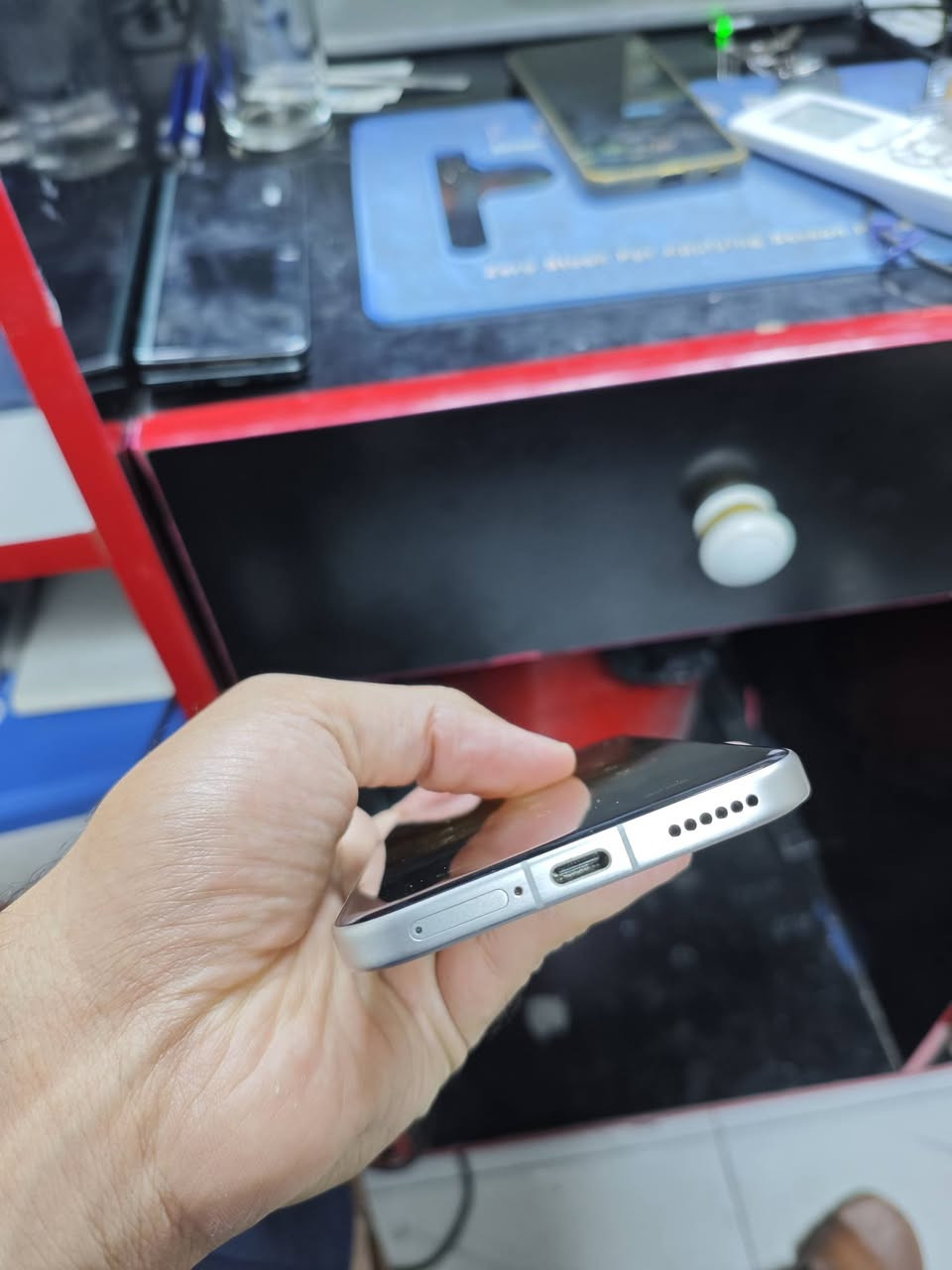 Honor magic 8 pro
مفول مواصفات وكلشي 
وملحقات كامللة 
بي فقط فطر بسيط بالضهر اصلا ما مبين 
وايضا الشاشة بيهة طبع مال تطبيقات ايضا ما مبين بس للامانة والمصداقية اكول بيهن هذن
السعر 850 وبي مجال بسيط للشراي يدلل
المكان بغداد بوب الشام 
***********

