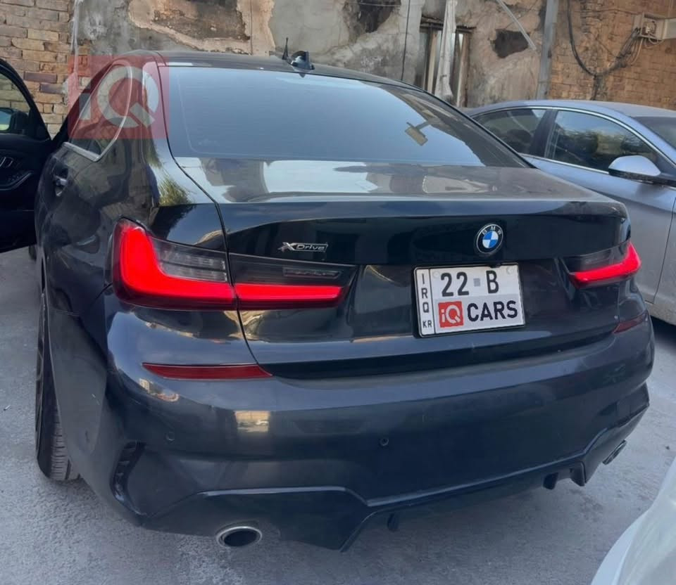 سلام عليكم ورحمة الله وبركاته 🌸
Bmw 330i 2021 🇺🇸 
وارد امريكي 🇺🇸 
الممشى :145000 كيلو متر 
مواصفاتها فول

محرك 2000✅

4 سلندر تون بور تيربو ✅

حساسات 360 

فتحة بانوراما

كاميرا خلفية مع رادار خلفي ✅

شاشة كبيرة بلادية✅

وضعيات 3 

(Eco - Comfort-sport)

مري شفط مع القفل 

بچم كبس 

ايرباكات كله سليمه فقط ايرباك الدركه  ✅

مابيها اي دواخل ✅ سعر 210 ورقه
***********📞ماكطع سعر ع الموبايل تجي تشوف سياره عجبتك تاخذها وتشلع عيوني🚀
