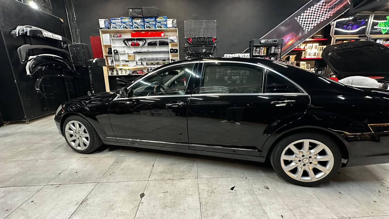 مارسيدس S500 موديل 2007 فول 

رقم بابل  
سيارة اصل من دون اي تحديث 
مواصفات
 بانوراما  جكات بردات 5 كهرباء
 تحكمات من 3 جهات 

مواصفات باب طويل
 لون اسود شذري

كاميرا خلفية
حساسات امامي خلفي 
كشنات تدفئة جلد وتدليك
داخل 3 الوان متغير 
4 كشنات كهرباء 
تجاوي 5 كهرباء
بردات 5 كهرباء تحكمات من 3 جهات 
بانوراما 
جكات
بريك ذاتي 
لايد زنون عالي ناصي داينمك ويه الستيرن 
سيدي جنجر
ديفيدي 
بيبان وجنطه شفط 
جكمجه تبريد
زراك لايتات
حزام الامان ياخذ قياس ووزن الجسم 
تلفون 
سماعات هارمن
ستيرن كهرباء 
ثلاث انظمة قيادة E / S / M
صدر امامي خلفي جديد جكات جدد 
تخم تاير ويل كب جديد 18 amg
 ماشيه 330 الف كيلو 
مكان السيارة /بابل / نجف   
 
رقم صاحب سيارة

 ***********
***********
