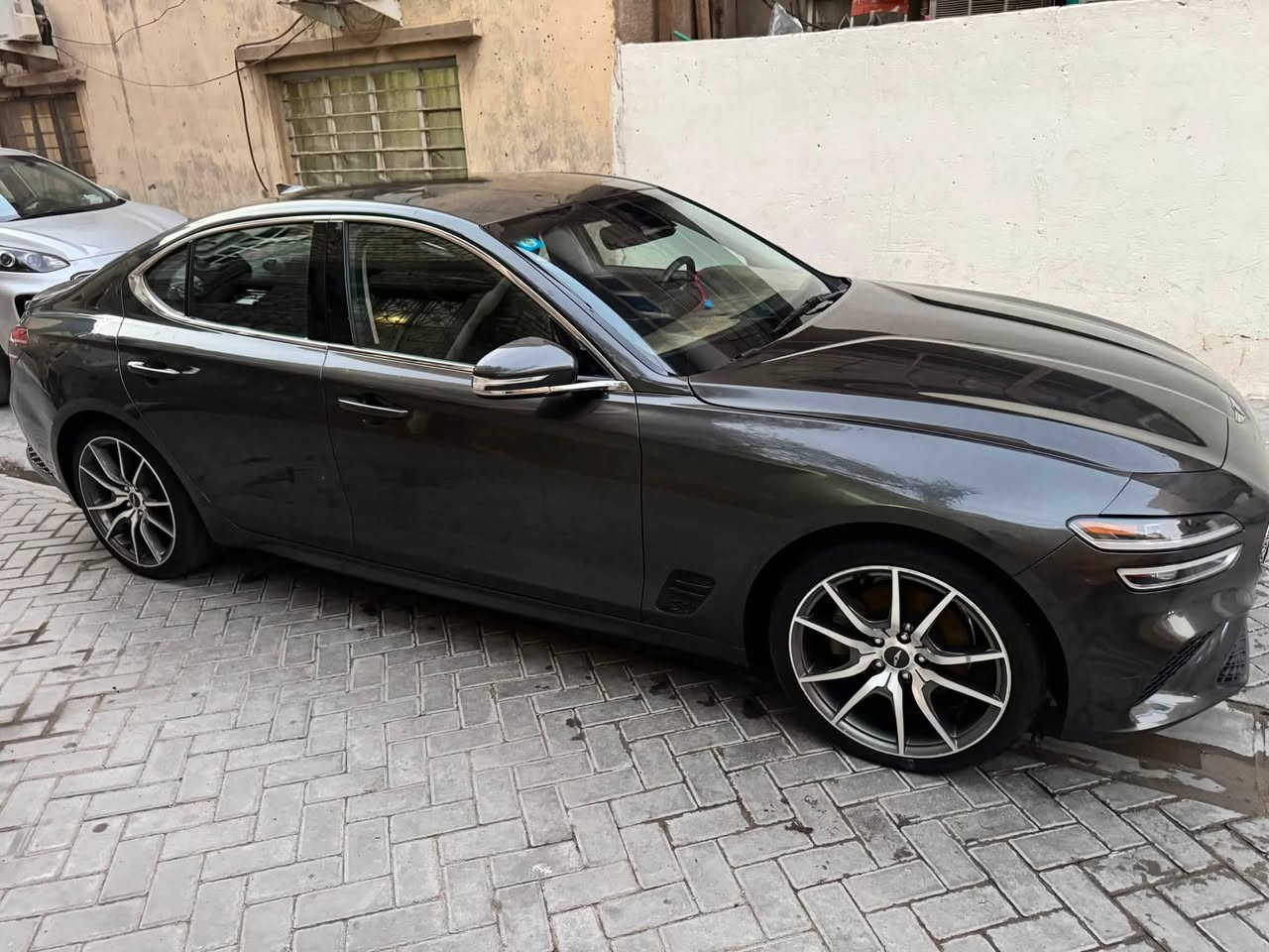 السلام عليكم 
جنسسز  2023  genesis  g70
السيارة ماشية 35 الف   
رقم بغداد بأسمي تحويل مباشر 
مكينة 4 سلندر تيربو 2000 
بصمة +تشغيل عن بعد 
الداخل اسود ملكي 
كشنات جلد كهرباء +تدفئة
تدفىة بالستيرن 
رادار 360 درجة (امامي +خلفي +جانبي )
حساسات (امامي +خلفي )
5وضعيات قيادة 
تحديد مسار +مثبت سرعة
توقف ذاتي عند الاقتراب 
شفتات بالستيرن 
تبريد قطعتين (ثلج)
انارة ترحيب 

الحادث فقط البنيد مبدل ومصبوغ ورصعة  بالجاملغ الخلفي معدلة بارد موضحه بالصور 
شواصي ولغود مكفولة 
ايرباكات طاكة 
ملاحظه (بيها رصعتين مال تحميل بالقماره كلش صغار بالصور موجودة )
مكان السيارة بغداد 
***********

السعر 205
مستعجل على البيع

