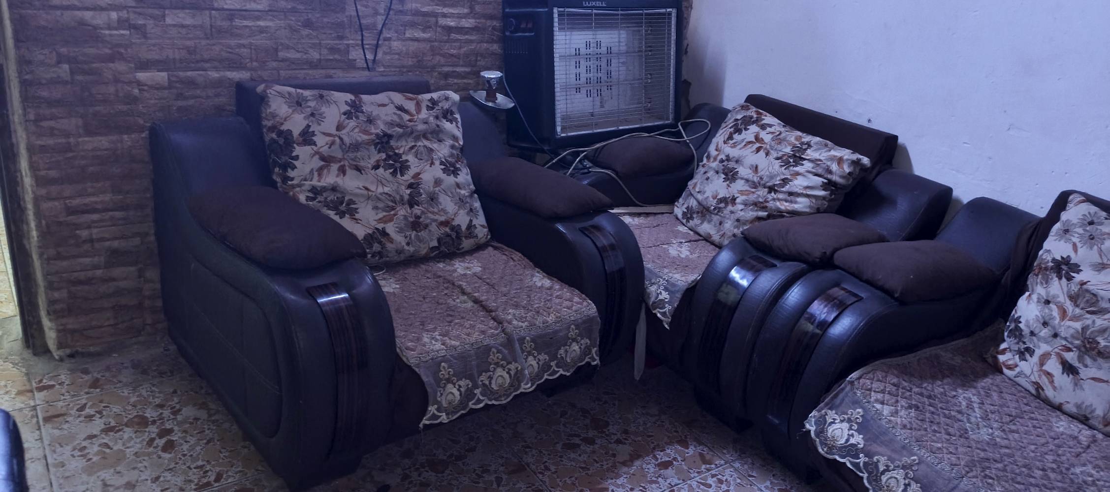 قنفه كبيرة • كراسي اثنين • ميز مع كراسي