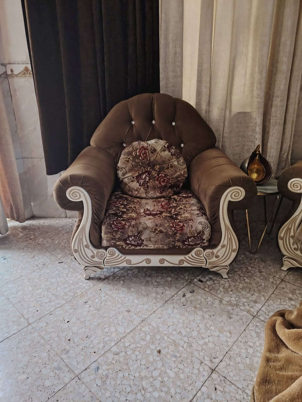 تخم ١٠ مقاعد قنقه ٣ مقعد بحاله ممتازه مركز الحله السعر ٥٠٠ وبي مجال الاتصال *********** قنفه ٣ مقعد  عدد٢ قنفه ٢ مقعد عدد ١ ومع ٢ كراسي
