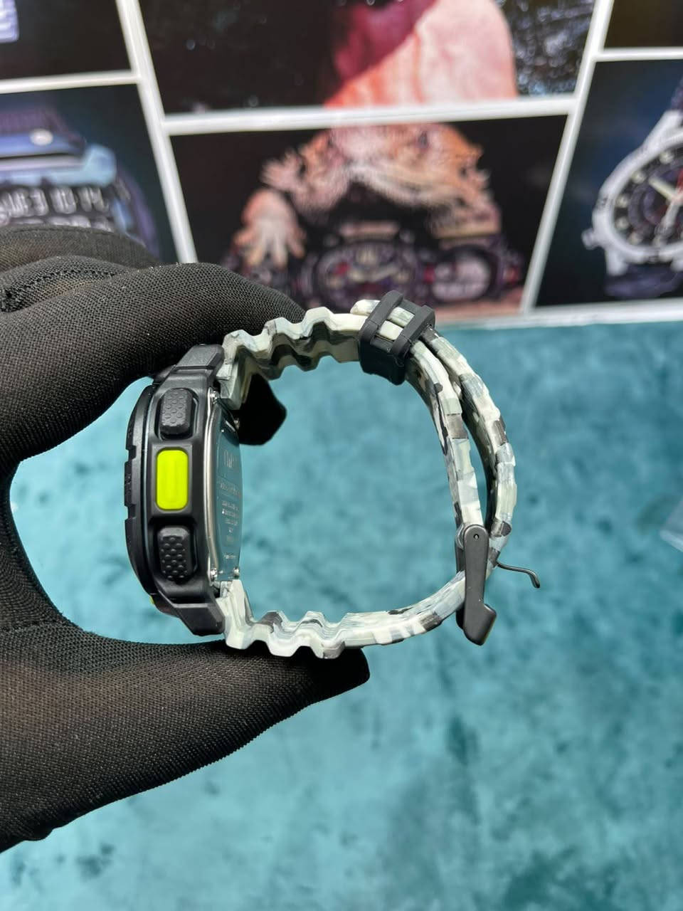 سلام 

الوصف
ساعة Timex TW5M26600 بتصميم رياضي وعصري، مناسبة للاستخدام اليومي والأنشطة المختلفة. تتميز بواجهة واضحة وسهلة القراءة، مع هيكل عملي وحزام مريح يمنحها ثباتا جيدًا على المعصم تجمع الساعة بين الطابع الرياضي والمظهر العملي، وتناسب الرجال الذين يبحثون عن ساعة متينة وعملية للاستخدام اليومي

المعلومات الأساسية
قطر47 مم
سمك15 مم
مادة السوار مطاط
عرض السوار20 مم
مادة الهيكل الراتنج
نوع الزجاج المعدنية
مقاومة للماء حتى 200 متر
نظام 12/24 ساعة
إضاءة INDIGLO
عرض التاريخ واليوم
شكل مربع
كوماند 
عنوان بغداد مدينة - الصدر الاروفلي
جميع الساعات اصلية معا ضمان
توصيل لجميع المحافظات
التوصيل واتساب ***********
