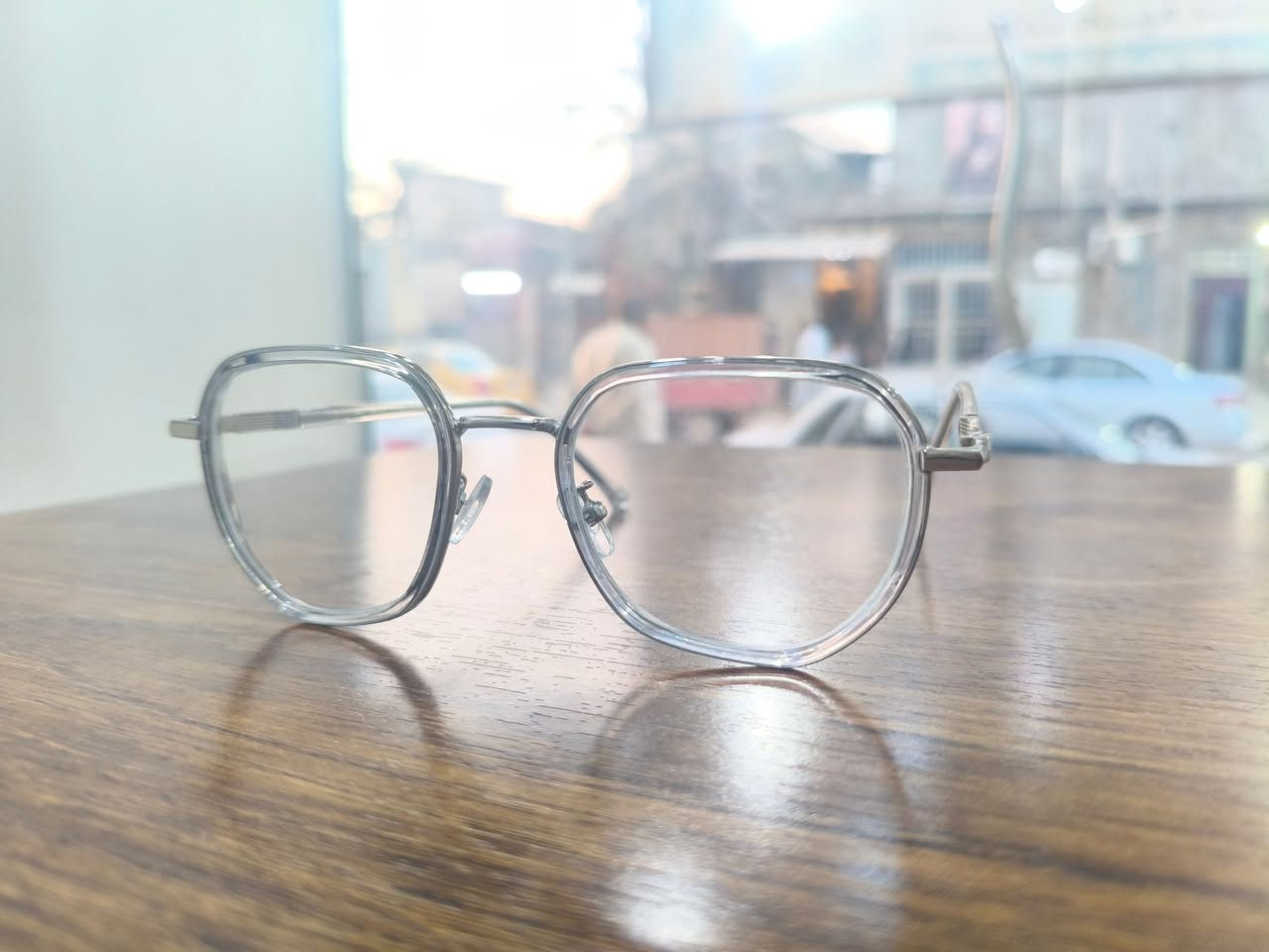 👓✨ شغلنا بالتفاصيل يفرق
نحرص تكون العدسة مركبة داخل الإطار بشكل مرتب ودقيق، بحيث تندمج ويا الإطار وما تكون بارزة أو ملفتة للنظر.
🔹 قص دقيق حسب الإطار
🔹 تركيب مرتب
🔹 حواف أنيقة
🔹 مظهر طبيعي وأنيق للنظارة
لأن جمال النظارة مو بس بالإطار… حتى العدسة إلها دور 🤍

العنوان مهناويه قرب المركز الصحي -مقابل صيدلية الرحيق
