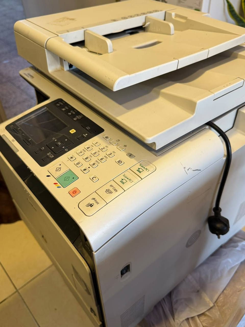للبيع طابعة ليزر ملونة احترافية ومتكاملة من شركة Canon الموديل العملاق i-SENSYS MF8580Cdw، ممتازة جداً للعمل السريع والمكثف.

المواصفات:
4 وظائف في جهاز واحد: طباعة، استنساخ (سكانر)، مسح ضوئي، وفاكس.

سرعة فائقة: تطبع 20 صفحة بالدقيقة (أسود وملون).

الاتصال: تدعم Wi-Fi للطباعة المباشرة من الموبايل أو اللابتوب بدون وايرات، مع منفذ شبكة Ethernet وUSB.

تغذية أوتوماتيكية (ADF): درج سحب علوي لسحب ونسخ الأوراق والمستندات الكثيرة بنقرة واحدة.

طباعة وجهين تلقائية (Duplex): تطبع على الجهتين بدون ما تقلب الورق بيدك.

شاشة عرض واضحة مع لوحة أزرار كاملة وسهلة الاستخدام.

الحالة: مستعملة بنظافة ممتازة وتعمل بكفاءة عالية.

السعر: 250 الف دينار عراقي وبيها مجال للشراي

رقم التلفون: ***********

المكان: بغداد / الدورة
