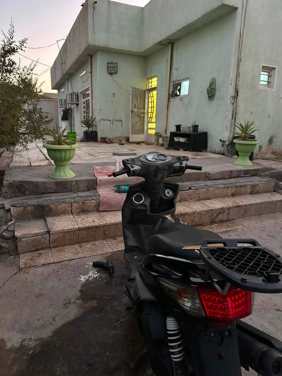 سلام عليكم شباب دراجه سكنس  فحل للبيع دراجه قبل شهرين مآخذها من ابن عمي نزلها رمبة عل ايده 1200 دراجه كل نقص مابيها مكينه ناعمه حيل مكينه شوط برغي ممفتوح بيها مكفوله بس لكفر الأمامي بي شخط بسيط سعرها 800وبيها مجال بسيط وليعرف بيهن يعرف شنو سعرها هيه نصيه متحصلها بهيج سعر مكاني بغداد اليوسفيه رقم الهاتف *********** بي واتساب
