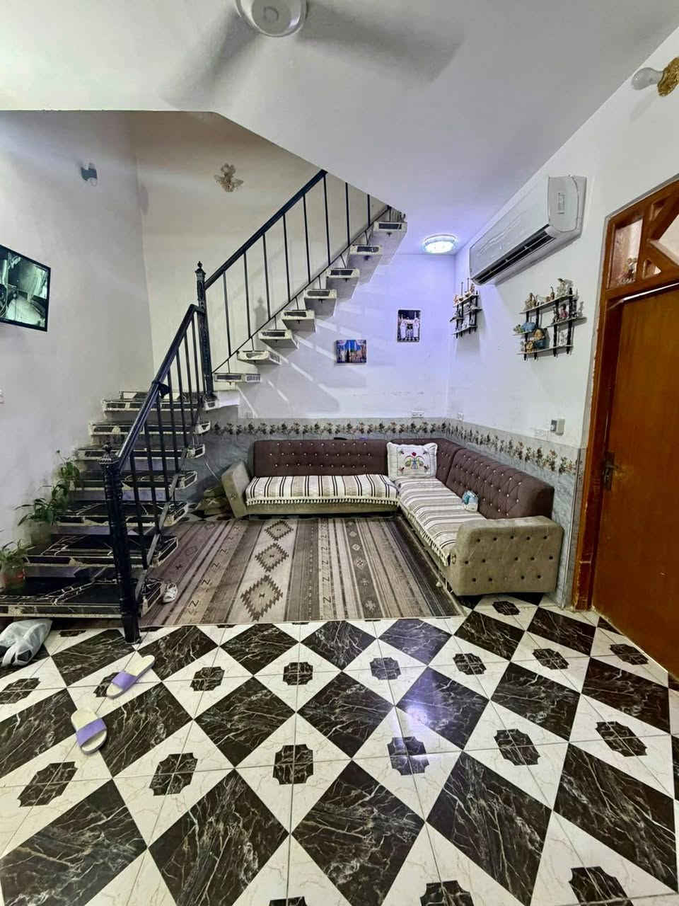 وفرنالكم بيت الاحلام وبسعر مناسب 

دار طابو صرف مساحة 150 متر طابقين 

الواجهة 7.5 والنزال 20 متر 

5 غرف نوم واستقبال ومطبخ وصالة وثلاث مجاميع صحية... الدار متكامل من كل النواحي والبناء درجة اولى طابوق وحسب المواصفات الحديثة... عنوانه العزيزية حي السياسين.. قريب على الشارع العام.

علما المنطقة مخدومة بشبكة الماء والكهرباء والبنى التحتية والتبليط.

للاستفسار زورونا 

مكتب سيد علي الموسوي للعقار 

عنوان المكتب 

العنوان واسط قضاء العزيزية حي الموظفين شارع 30 مجاور مدرسة نون والقلم الأهلية

 

أو الاتصال بالارقام التالية 

 سيد علي الموسوي ***********

احمد محسن ابو مرتضى ***********
