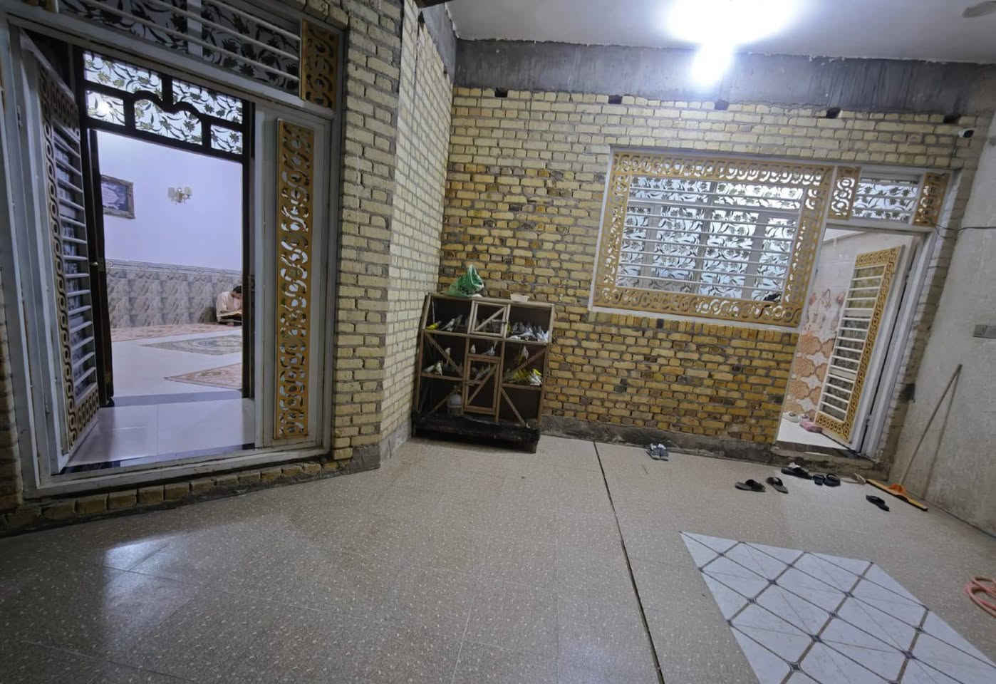 بيت للبيع 220 متر طابو ملك منطقة الشيشان الأول قرب مضيف المواجد او قرب المولدة بناء حديث سعر 175 وبية 
مجال للتواصل على رقم فقط  ***********
