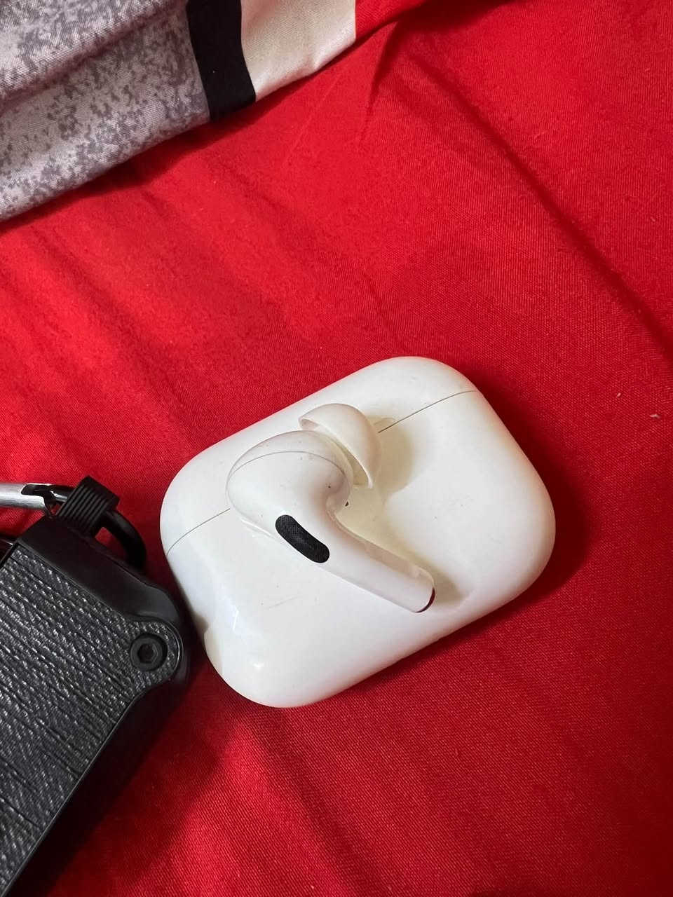 🎧 AirPods Pro 2 أصلية للبيع
السماعة أصلية 100% وموجودة ويا علبتها، وتشتغل بصورة طبيعية من ناحية الصوت والاتصال والتشغيل ✅

🔹 السماعة نظيفة وحالتها مرتبة
🔹 الصوت واضح
🔹 العزل والشفافية يشتغلن
🔸 ملاحظة: أكو وشوشة خفيفة جدًا تظهر عند تشغيل عزل الضوضاء أو الشفافية، ومن تطفي هذي الخيارات تختفي الوشوشة.

💰 السعر: 120,000 دينار
بيه مجال بسيط كلش
