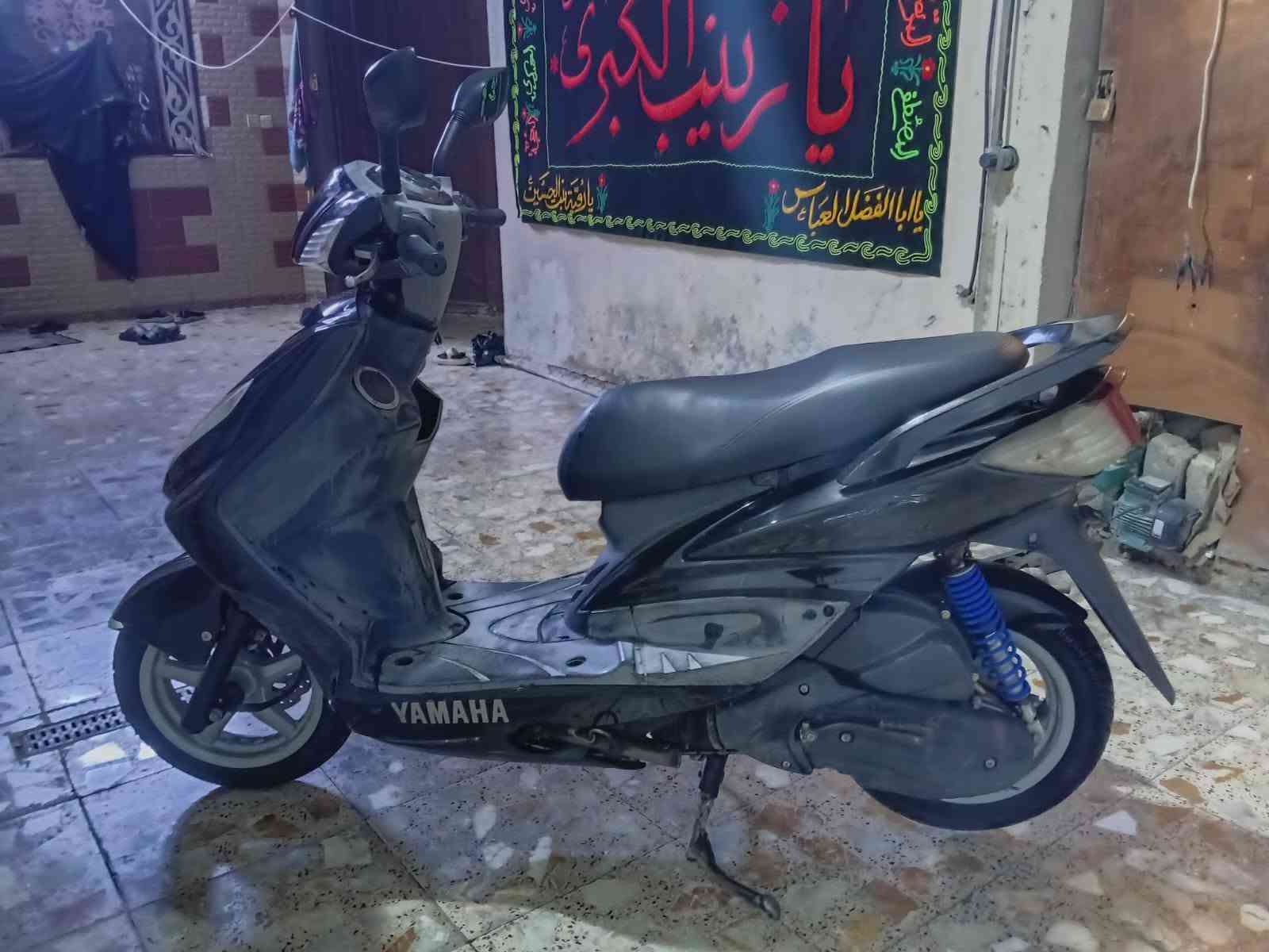 السلام عليكم
دراجة سكنس فحل جديدة 
سرعة 140 نوزل عداد كتروني شغال 
وراها ابسمي ماشيه 36 محرك ناعم ومكفول 
كفرات اصليه دراجة كلها بلادية 
مكاني بغداد بلبلديات عارضها 950 ومابيها مجال ابسيط
جدا شراي يتصل ***********
شرط جيب فيتر وتعال فحص براحتك
