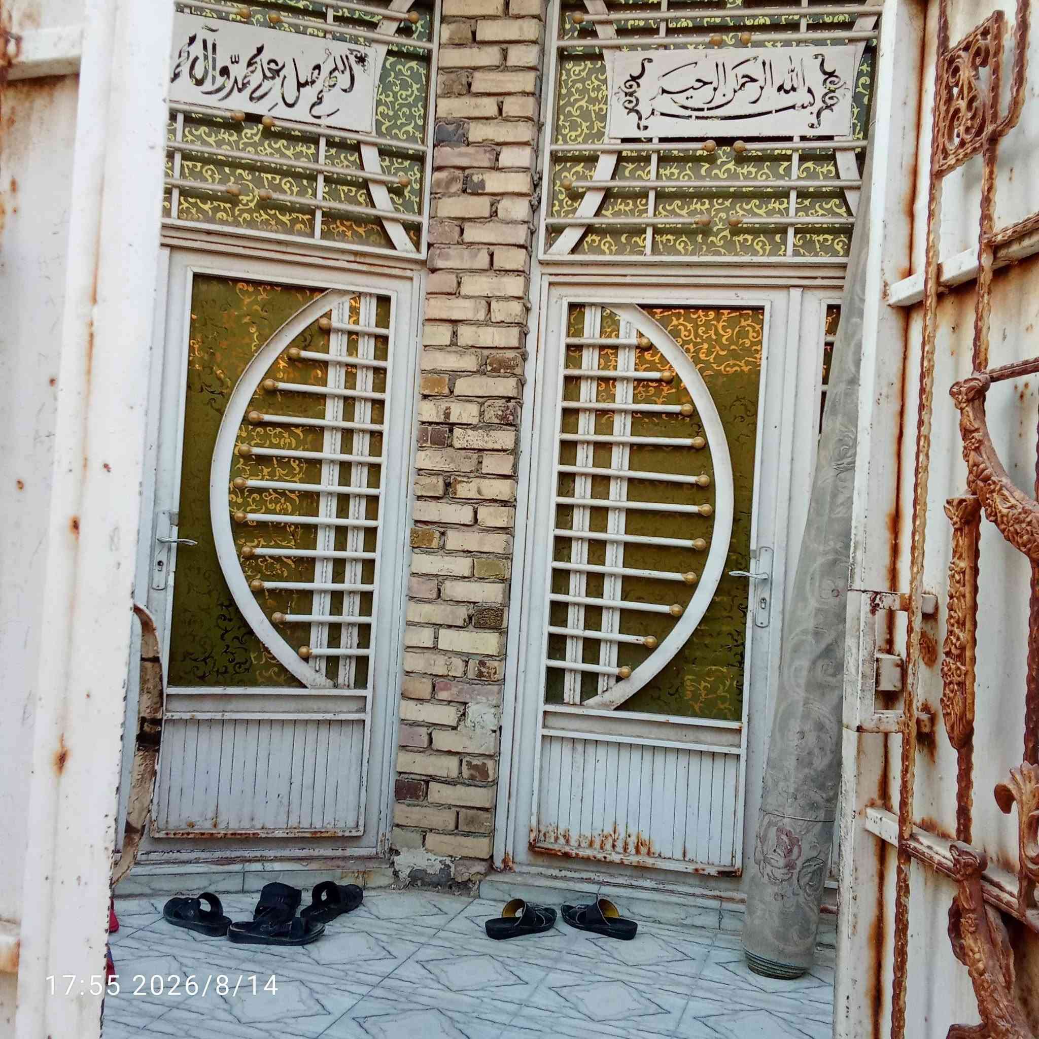 سلام عليكم ورحمة الله وبركاته يوجد لدينا بيت زراعي للبيع مساحه 150متر متكون من 2غرفتين وصاله وديوانيه واستقبال ومطبخ حار وبارد وصحيات كامل خدمات وكهرباء ماء بحي الحكيم قريب على الفرهه في سوق الشيوخ الاستفسار على هذا رقم واتساب ***********@@
