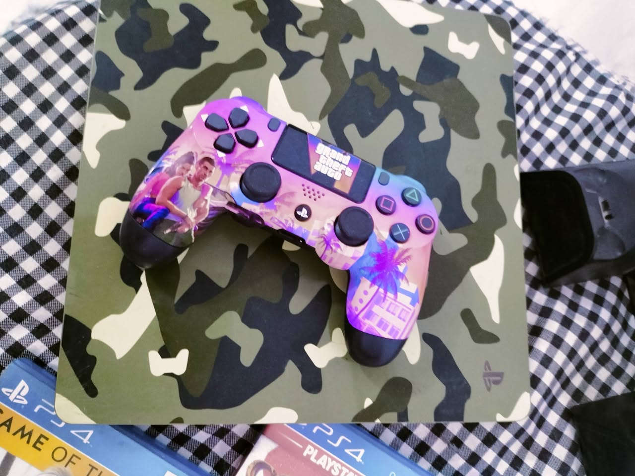للبيع بلايستيشن 4 بحالة ممتازة ونظيف جداً ومرفق معه الأغراض والألعاب كاملة
​الجهاز: PlayStation 4 (مع تصميم غلاف عسكري مميز)، ويدعم الأداء القوي والألعاب بسلاسة.
​الملحقات الأساسية:
​يد تحكم (سبيشل إيديشن ملونة) تجارية وشغالة 100%.
​قاعدة تبريد وتثبيت ذكية لمنع ارتفاع حرارة الجهاز أثناء اللعب الطويل.
​أقراص الألعاب المتوفرة (CDs):
​Red Dead Redemption II
​The Witcher 3: Game of the Year Edition
​Grand Theft Auto V (GTA V)
​God of War (Remastered)
​قرص إضافي ضمن المجموعة.
​الحالة: نظيف وخالي من أي عيوب تقنية، شرط الفحص والتجربة.
​السعر: 350 (وقابل للتنزيل).
​المكان: بغداد - حي أور 📍
​رقم الهاتف: *********** (متوفر اتصال / واتساب)
