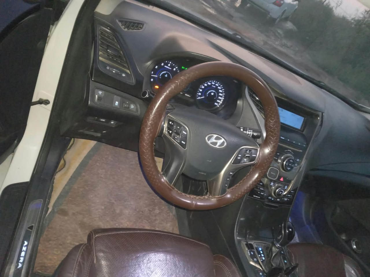 السلام عليكم
ازيرا موديل 2014 خليجي مكفولة

 فول مواصفات vip

ماشي ١٨٩ الف كيلو للبيع فقط

***********
