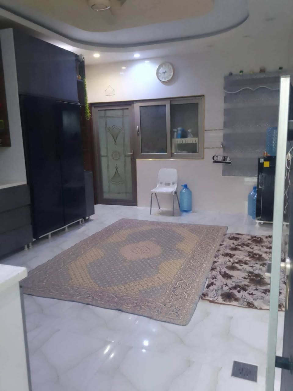 دار للبيع طابو ملك صرف
المساحة 300 متر 
طابقين منفصل الطابق الأول يحتوي على /(4غرف نوم _استقبال_صالة_مطبخ قاطع صحيات داخل _ كراج حديقة مع صحيات خارجية
الطابق الثاني يحتوي على /درج خارج غرفتين نوم _استقبال_صالة_مطبخ_قاطع صحيات )
طابق الثاني مؤجر  250الف دينار 
العنوان كركوك حي عسكري قرب جسر ليلان 
السعر /325 مليون وقابل للتفاوض مباشر مع صاحب الطابو 
ملاحظة / ويصلح للاستثمار  بالشهر اكثر من600 الف دينار 
عنوان المكتب/ طريق بغداد قرب مجمع بوليفارد 
للاستفسار اكثر يرجى الاتصال بالرقم 
***********
