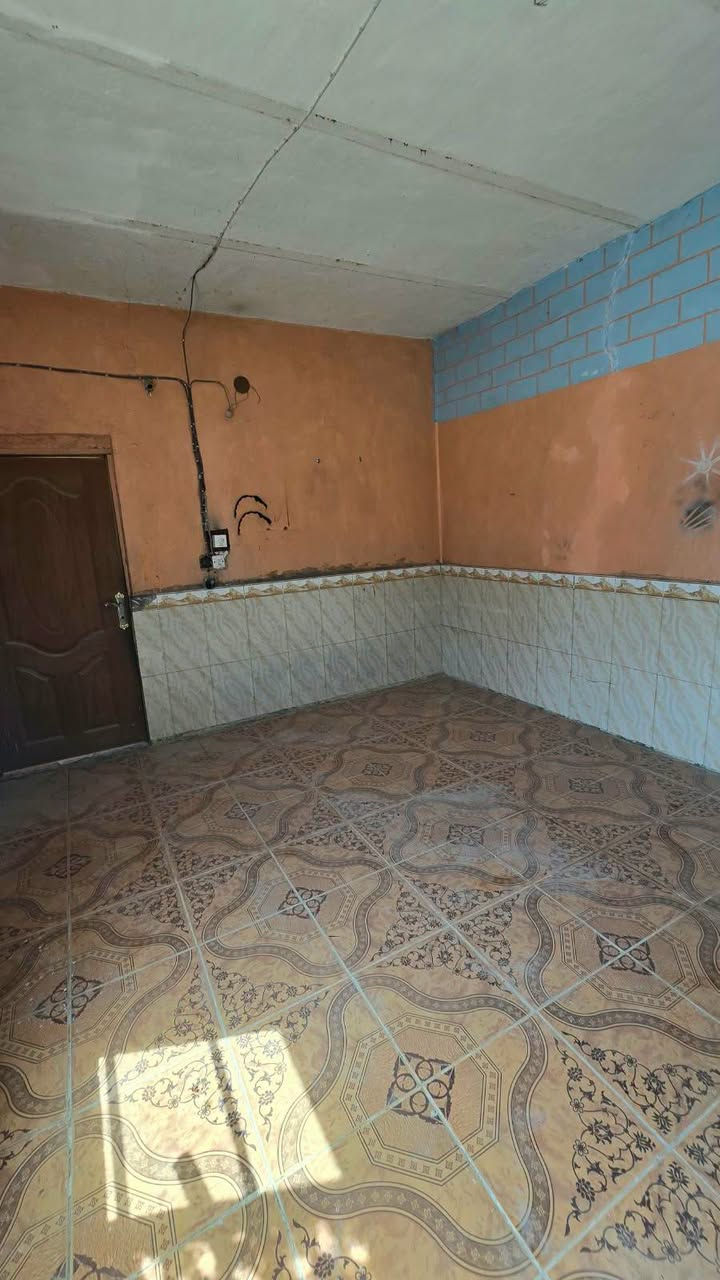 دارسكن وقف سني مسجل اصولي المساحة 200م العنوان بصره أبي الخصيب العوجه شارع الصوالح بيت فارق اتكاتب وستالم مفتاح 🔑 يتكون من غرفتين ودواني وصاله ومطبخ كراج صحيات خارج وداخل السكف اعكاده سعره 45مليون وبيه مجال الاستفسار اتصل ***********
