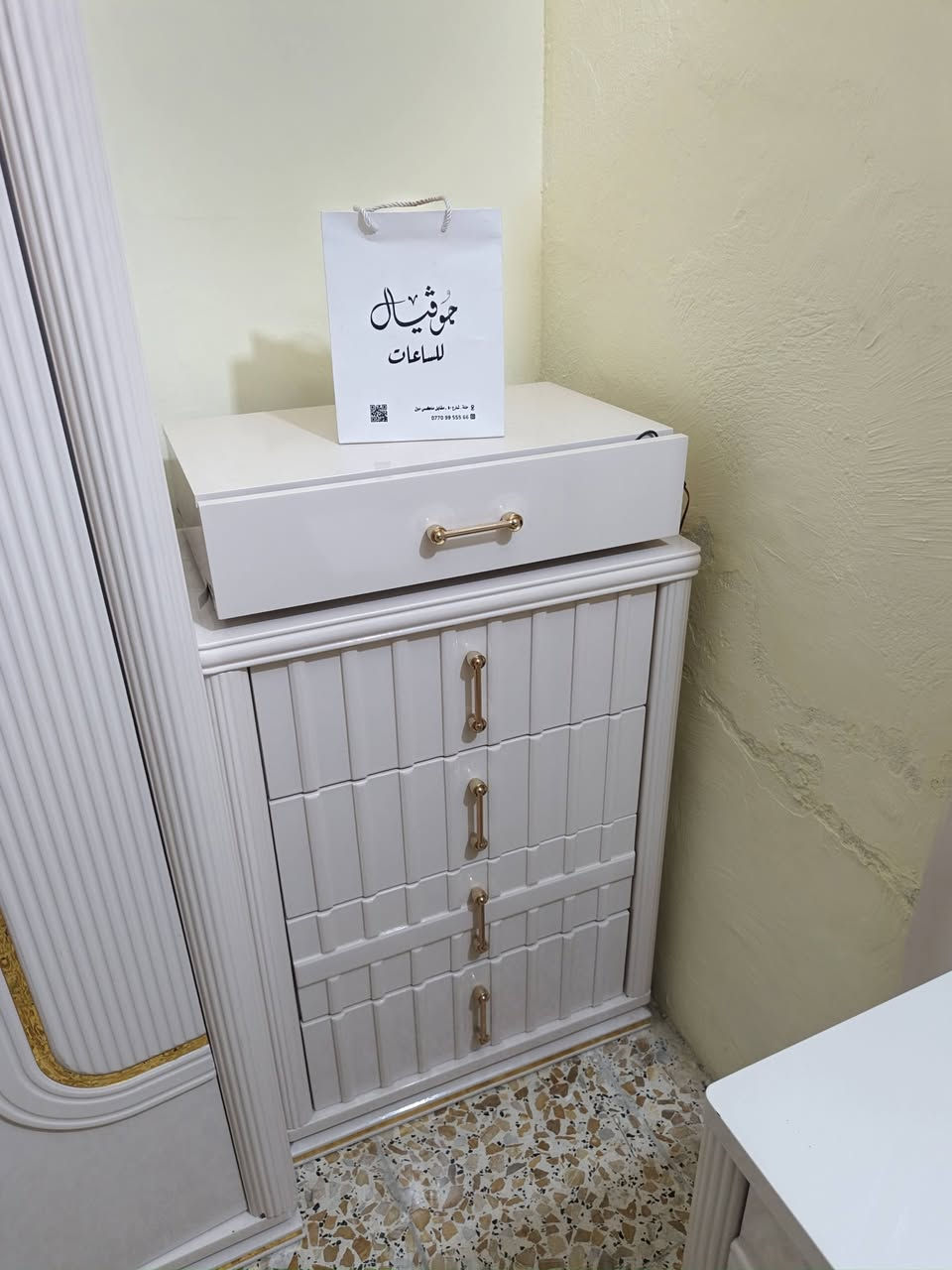 غرفة نوم تركيه ثقيل استخدام اشهر قليله
البيع لغرض الانتقال 
السعر ١,٦٥٠ مجال بسيط حك الجيه
الموقع حله ***********
