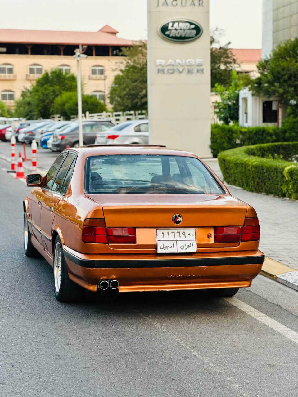 BMW 525i Full full 
گێڕ ئۆتۆماتک .مەکینە کەپس .
شکلی كامل كراوە بە M  
مۆدێل 1991
مەکینەی 525  كەپس لۆك لۆك
فوول مواسەفات سڵایت
سەیارەکە زۆر بەقەوەتە ماشاءالله 
قفل مەرکەزی
چوار جام کارەبای
لایت ئەلقە کامل زینۆن
ناوی لەسەر دەقی شەریکە ماوە 
كارەبایی گێچ بەنزین حەماوە مەزبوت
تەبدیل لەونە كراوە بەقیسی پێشی كەپسە
سەیارەکە زۆر جوان ماوەتەوە
کارەبای کامل مەزبوت
تحویل/غەرامە/براوە/بەشەرت
سیستەمی گزۆزی نەرمە سەوتێکی زۆر راقی هەیە
تازە کامل سێرفزی بۆ کراوە 
چوار تایەی و ویلی لۆکی بۆ بوسترات
سعر 49 وەرەقە و کەمێک مجال
شوێن // هەولێر
بۆ زانیاری زیاتر نامە بنێرن لەخزمەت دام .
