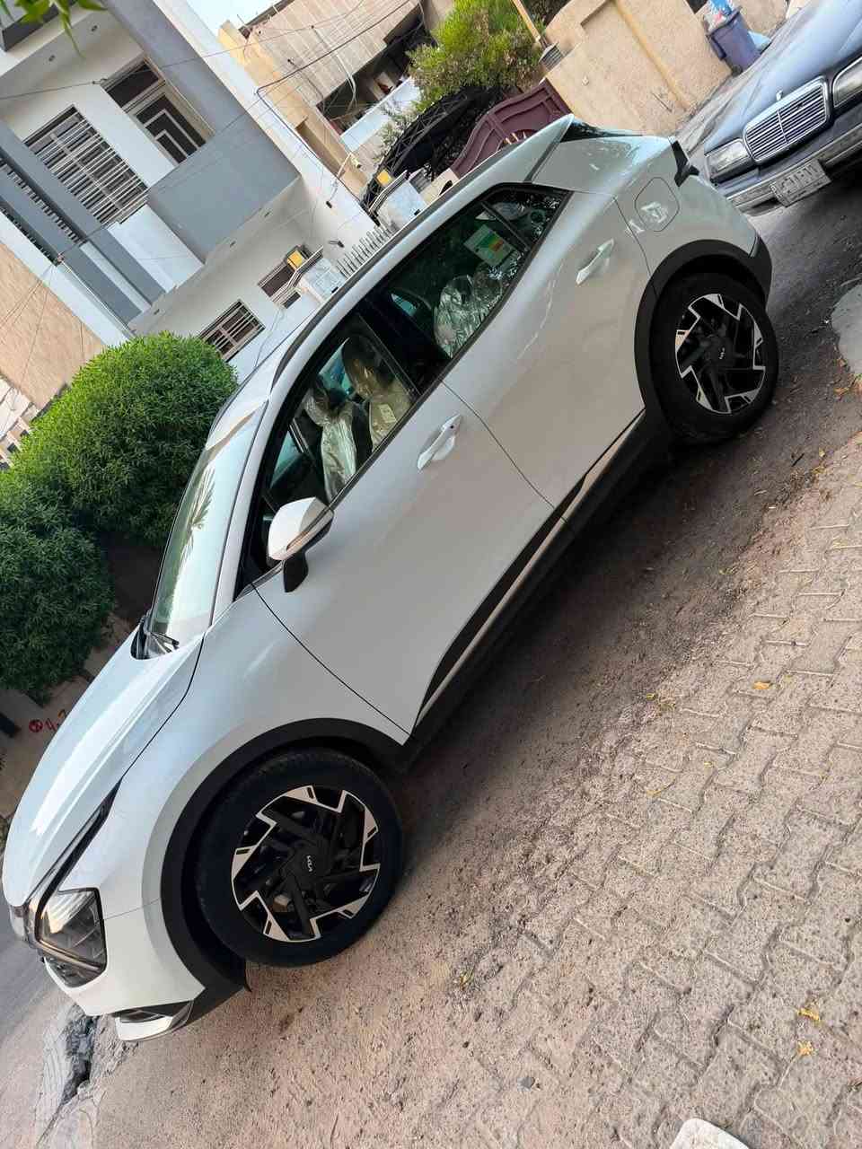 السلام عليكم
كيا سبورتج 2023 خليجي 

ماشية 45 كيلو قابل للزيادة

رقم بغداد 

محرك 2000 DOHC

بصمة  تشغيل عن بعد + ترحيب 

شاشة اصلية Apple CarPlay, Android CarPlay

حساسات امامي خلفي

كامرة خلفية HD

الكشنات الامامية كهرباء ثلاث حركات

تدفئة ستيرن و الكشنات الامامية 

تبريد قطعتين 

منفذ شحن USB مع منفذ Type-C 

منافذ شحن للمقاعد الخلفية عدد 2 Type-C

شحن هاتف وايرليس Wireless Car Charger

تايرات جديدة حجم 19 

تحكم ستيرن جهتين مع شفتات سرعة 

مانع انزلاق مع اوتو هولد مع مثبت سرعة  Cruise, Auto Hold, ABS

اربع انظمة قيادة Smart

اشاير بالمري +المري شفط

لدات اماميه مع لدات خلفيه 

سبيره العده ع وضع الشركه مانازل 

ضمان الدولية 

السياره بيهه ضربه بنيد هنا بالعراق ومصبوغ جزء بسيط موجودة صور الضربة

باب السايق بي ضربه صغيره جدا راجع على البارد

علما ان التصليح للحادثين اعلاه يم سمكري اختصاص ومعروف واعتناء جبير بالتصليح 

السيارة مرتبه ونظيفة 

سعر السيارة 200 ورقة

***********
التواصل على واتساب
مكاني المنصور

