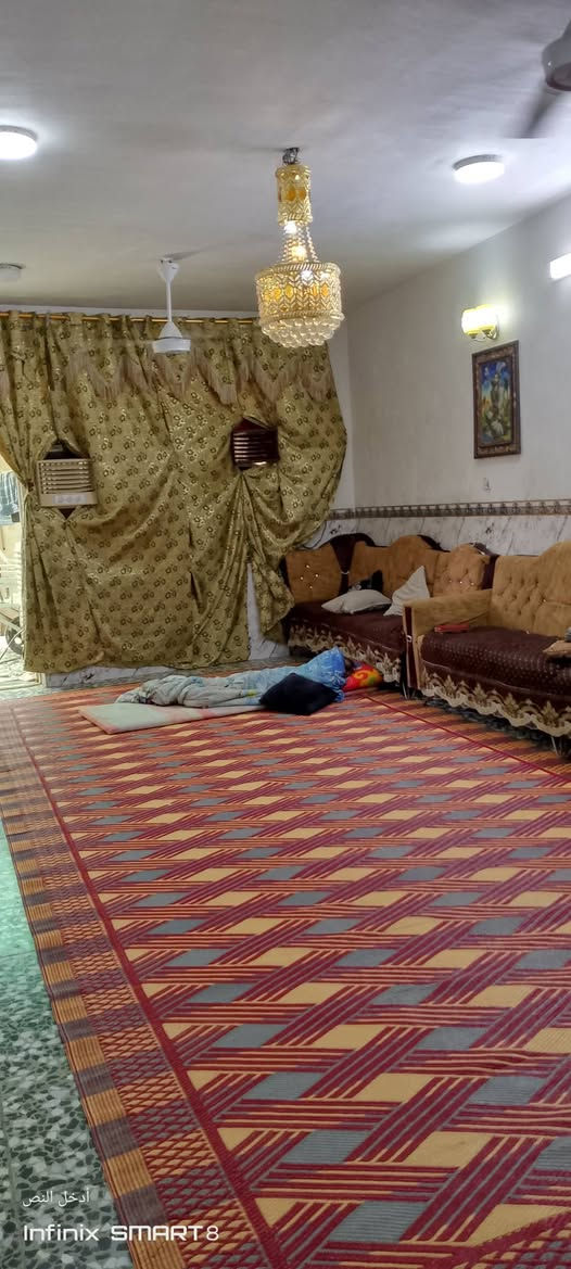 سلام عليكم بيت للبيع عنوان العبيدي الرئاسه 300 متر تواليت ستقبال صاله على كبر البيت غرفتين نوم. @حمامات اثنين داخل البيت مشمول بالتطويب بيت واقع حال ***********

نص مكتوب في الصور:
- أدخل النص
- Infinix SMART 8
- أدخل النص Infinix SMART 8
- Infinix SMART8
- أدخل النص Infinix SMART8