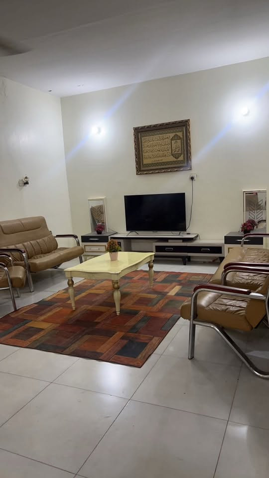 بيت للايجار طابق واحد ٢٠٠ متر
يحتوي ٢ غرف وصحيات ثنين وحمام داخل الغرفة الكبيرة 

ومطبخ وصالة كبيرة واستقبال 

وكراج سيارة 
خدمات كاملة  

سعر الايجار ٤٠٠ الف قفل  لان البيت بي نص اثاث بي سبلت بالغرفة والمطبخ كاونتر حديث تزكام والغرفة الكبيرة بيها غرفة اخشاب كاملة ويحتوي همات قنفات ومغاسل ومرايات. 

العنوان :الديوانية حي الفرات منطقة ال خليفة فرع مخبز الفرات قريب جداً على الشارع العام .

الرقم :***********
