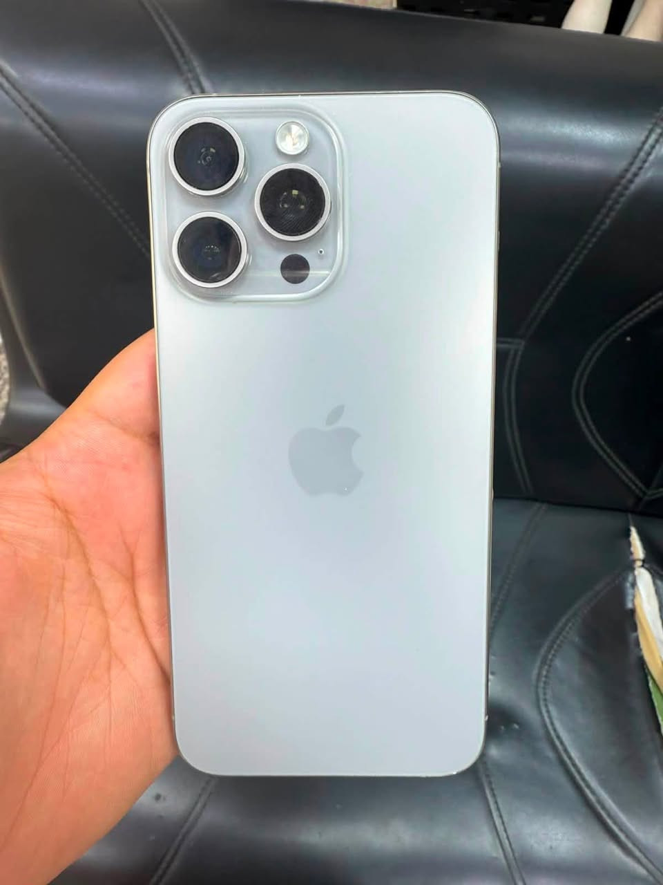 سلام عليكم
Iphone 15 pro max 
256gb
بطارية 87
جهاز نضافتة 95 بالمية على ايدي دبل شريحة 

السعر 950 وبي مجال 
مكاني بغداد العبيدي 
***********
